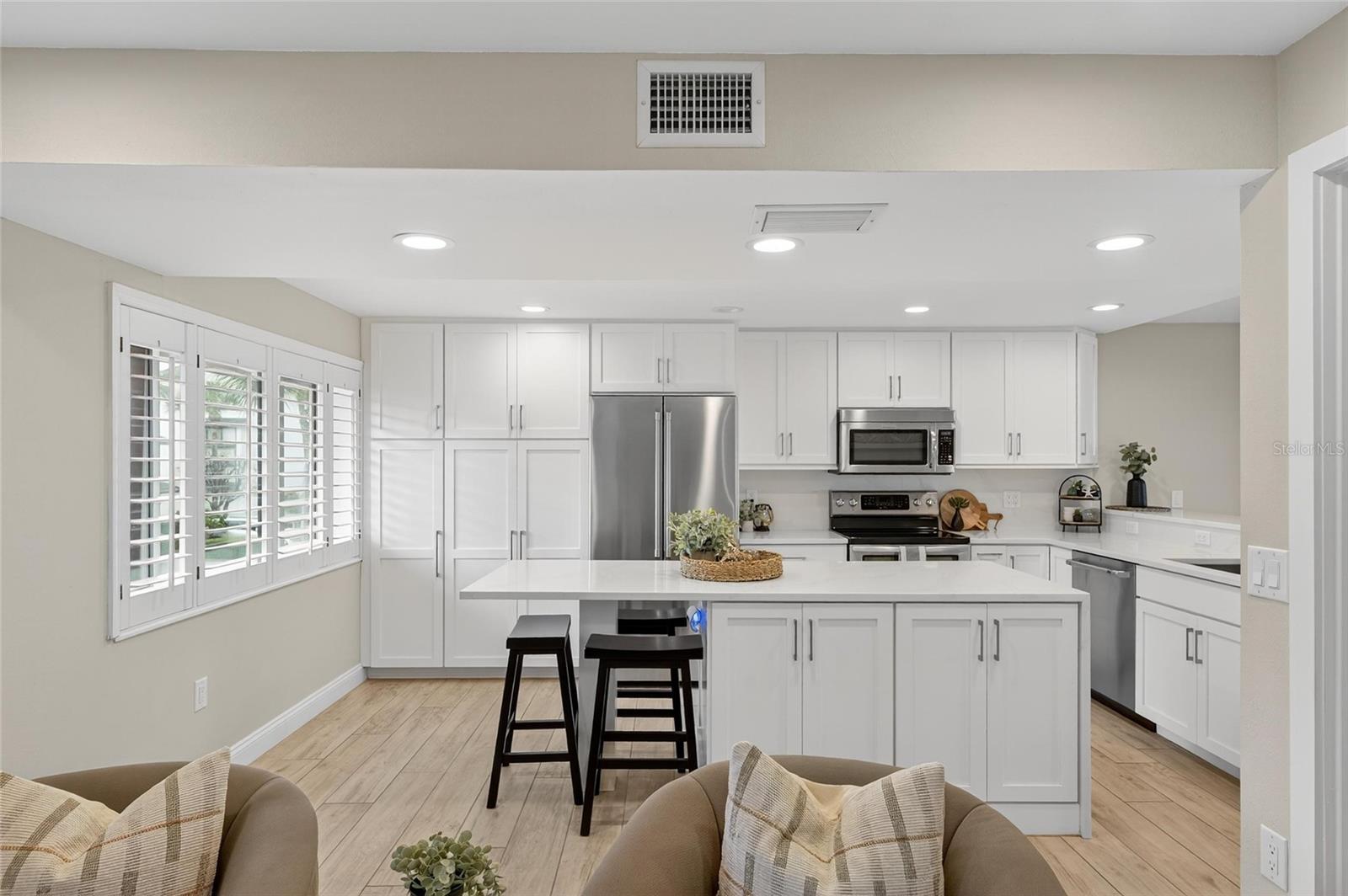 Image 33 of 94 For 160 Marina Del Rey Court