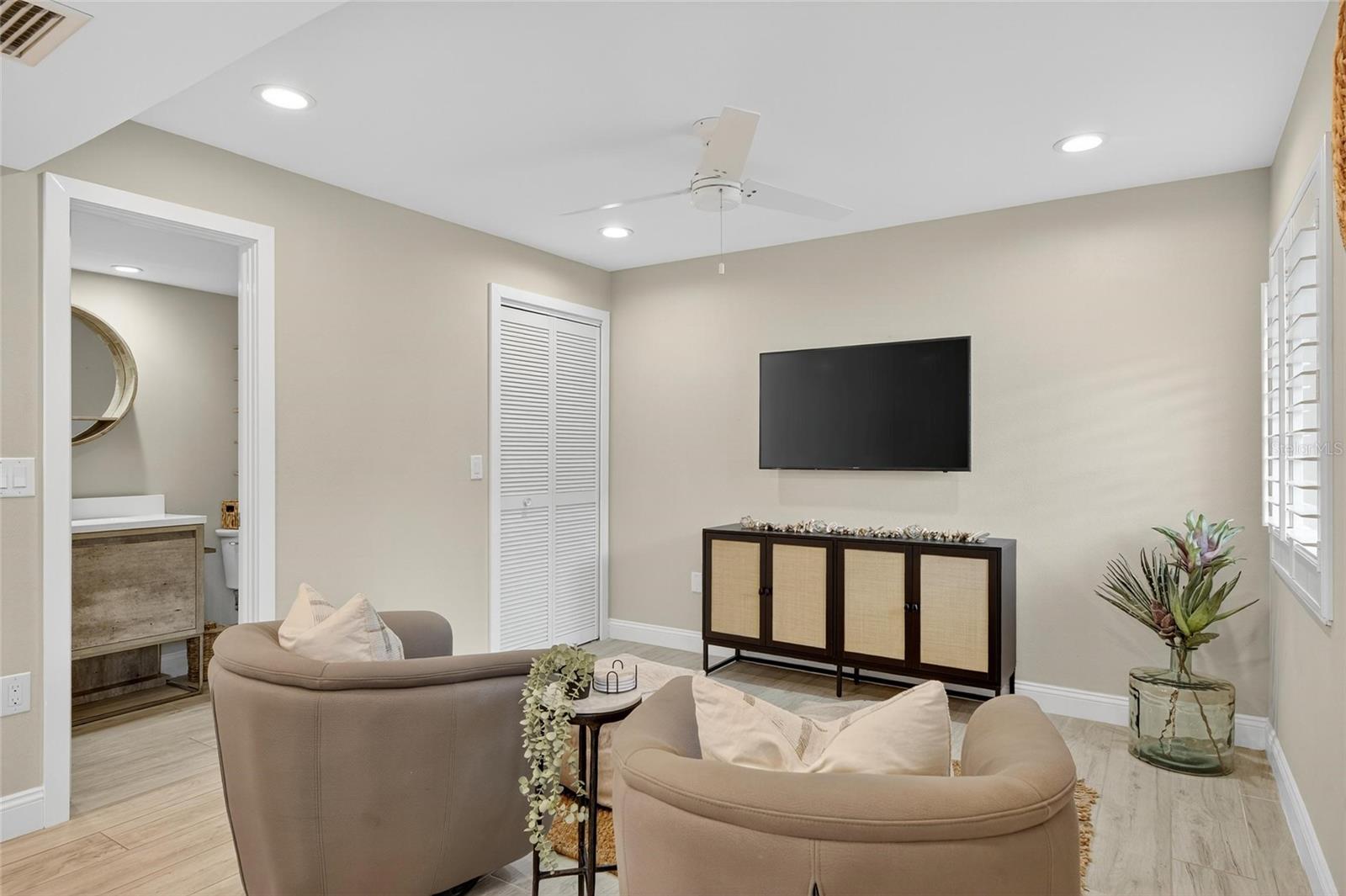 Image 34 of 94 For 160 Marina Del Rey Court