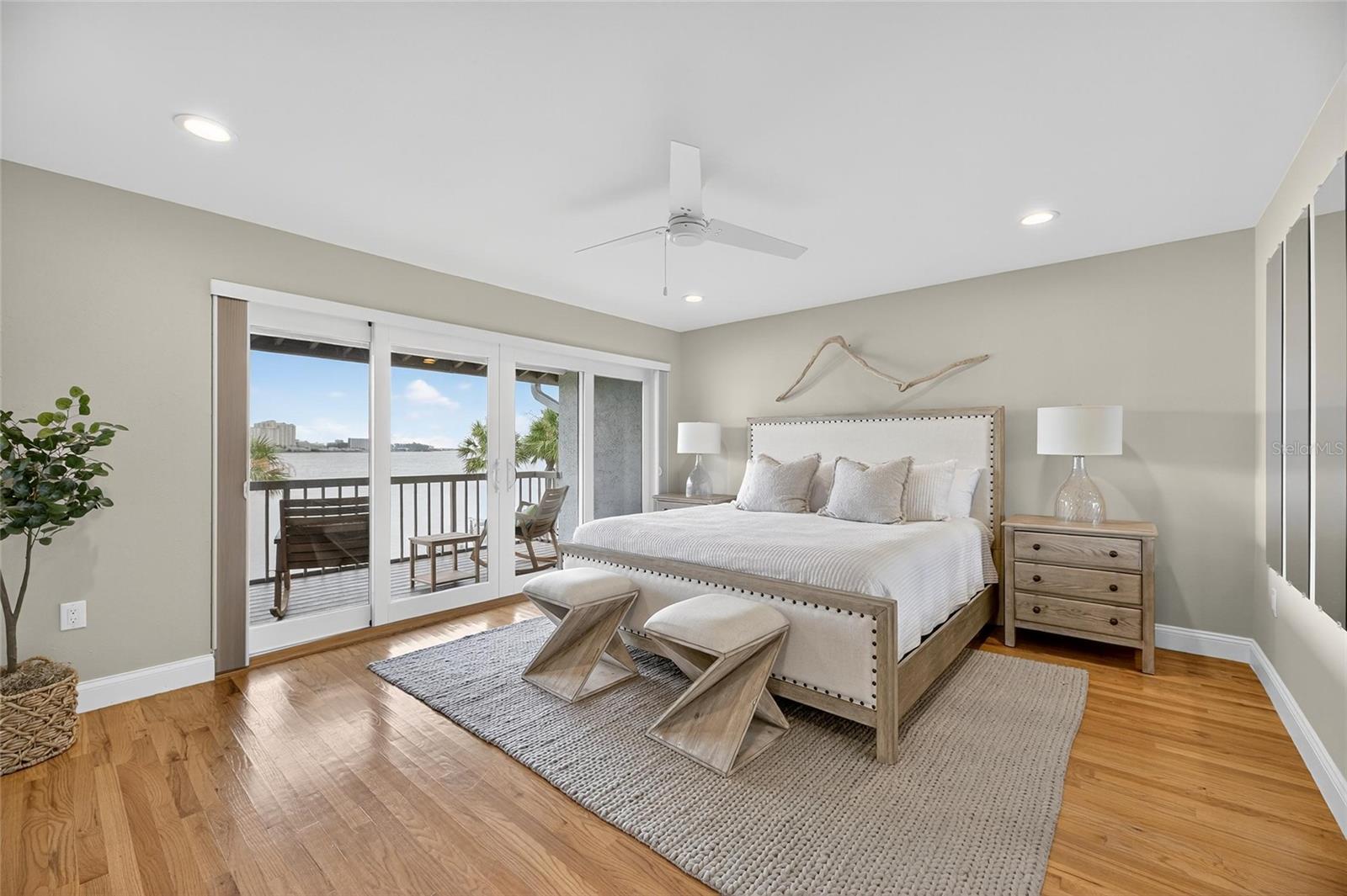 Image 43 of 94 For 160 Marina Del Rey Court