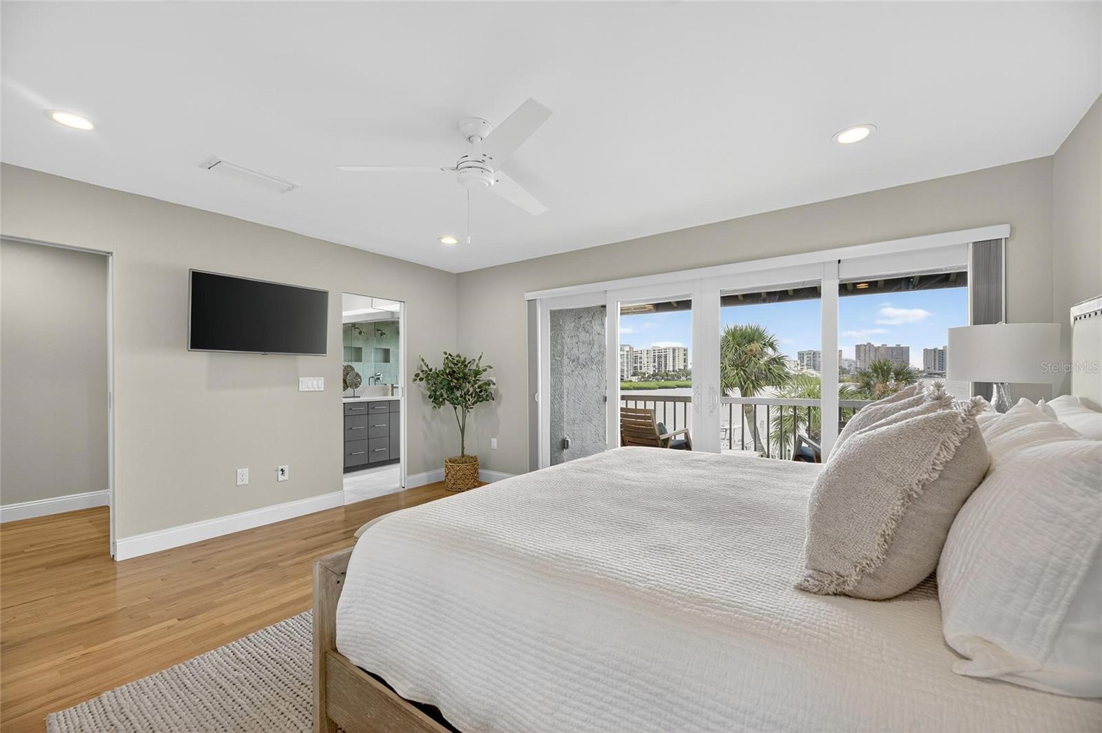 Image 45 of 94 For 160 Marina Del Rey Court