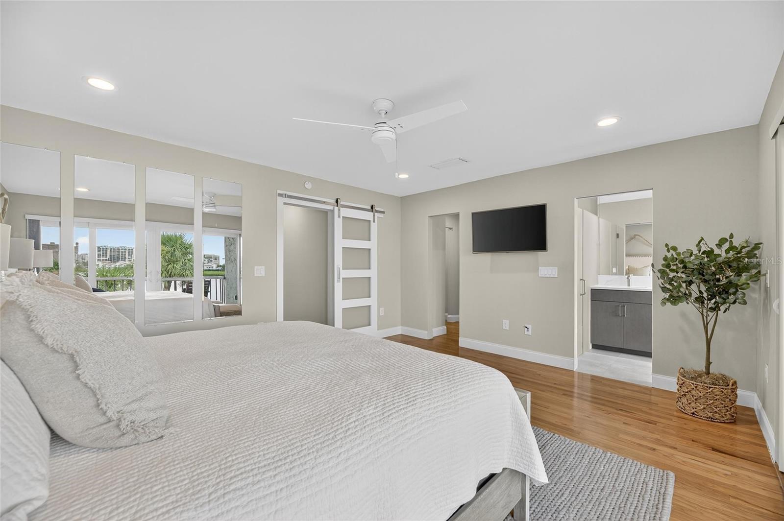 Image 46 of 94 For 160 Marina Del Rey Court