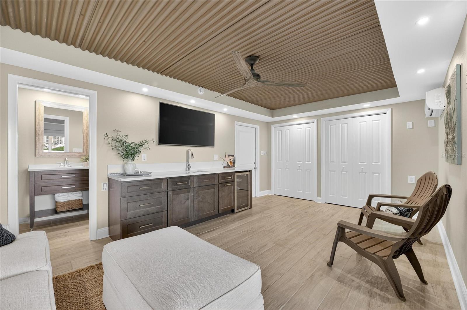 Image 8 of 94 For 160 Marina Del Rey Court