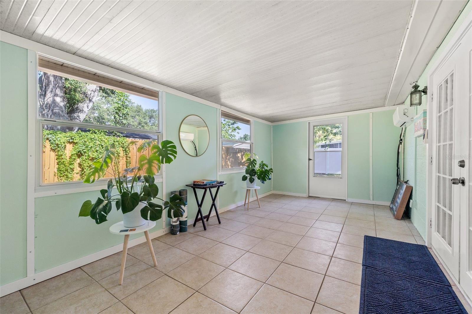 Listing photo id 3 for 8481 58th Street N