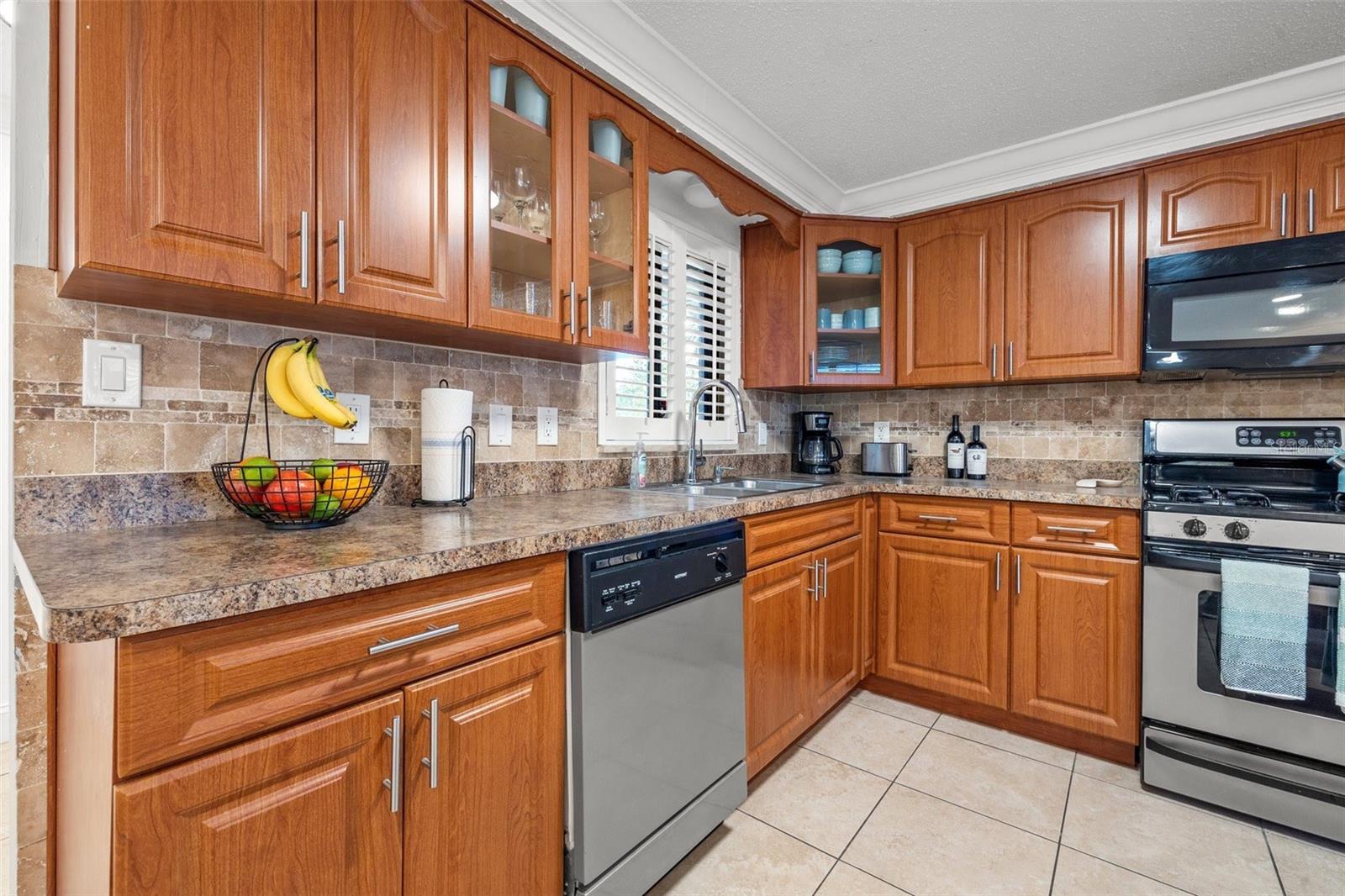 Listing photo id 7 for 8481 58th Street N