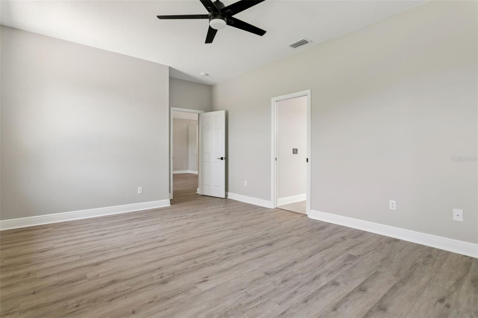 Listing photo id 17 for 4735 Dunnie Drive