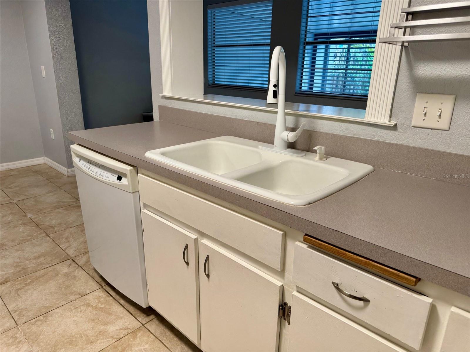 Listing photo id 1 for 14684 Pine Glen Circle