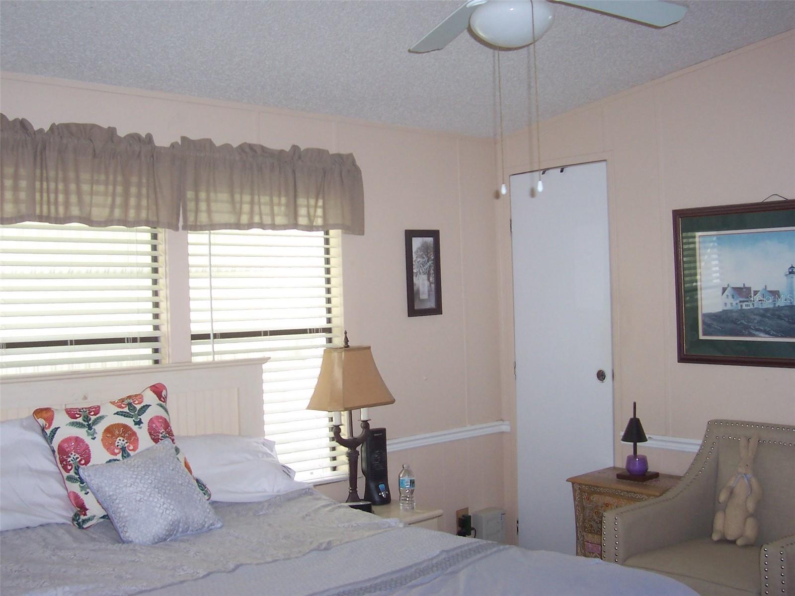 Listing photo id 13 for 36122 Aster Avenue