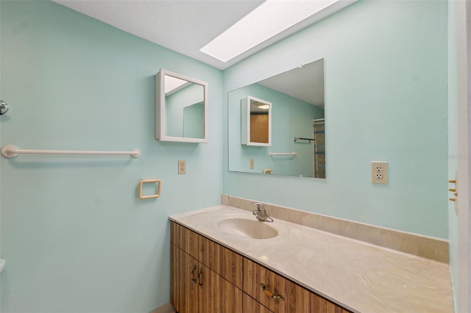 Listing photo id 10 for 9536 Gladwin Avenue