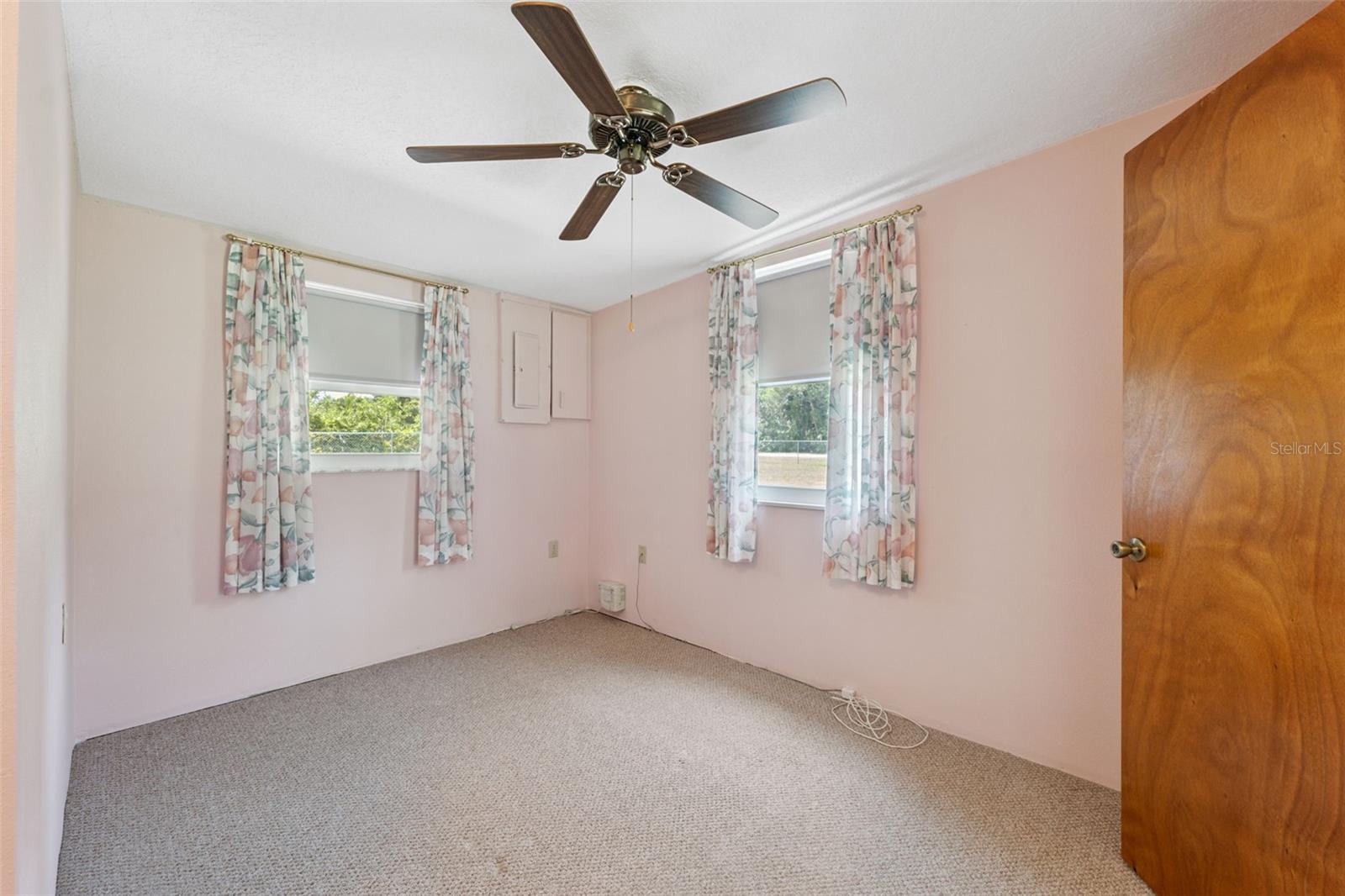 Listing photo id 16 for 9536 Gladwin Avenue