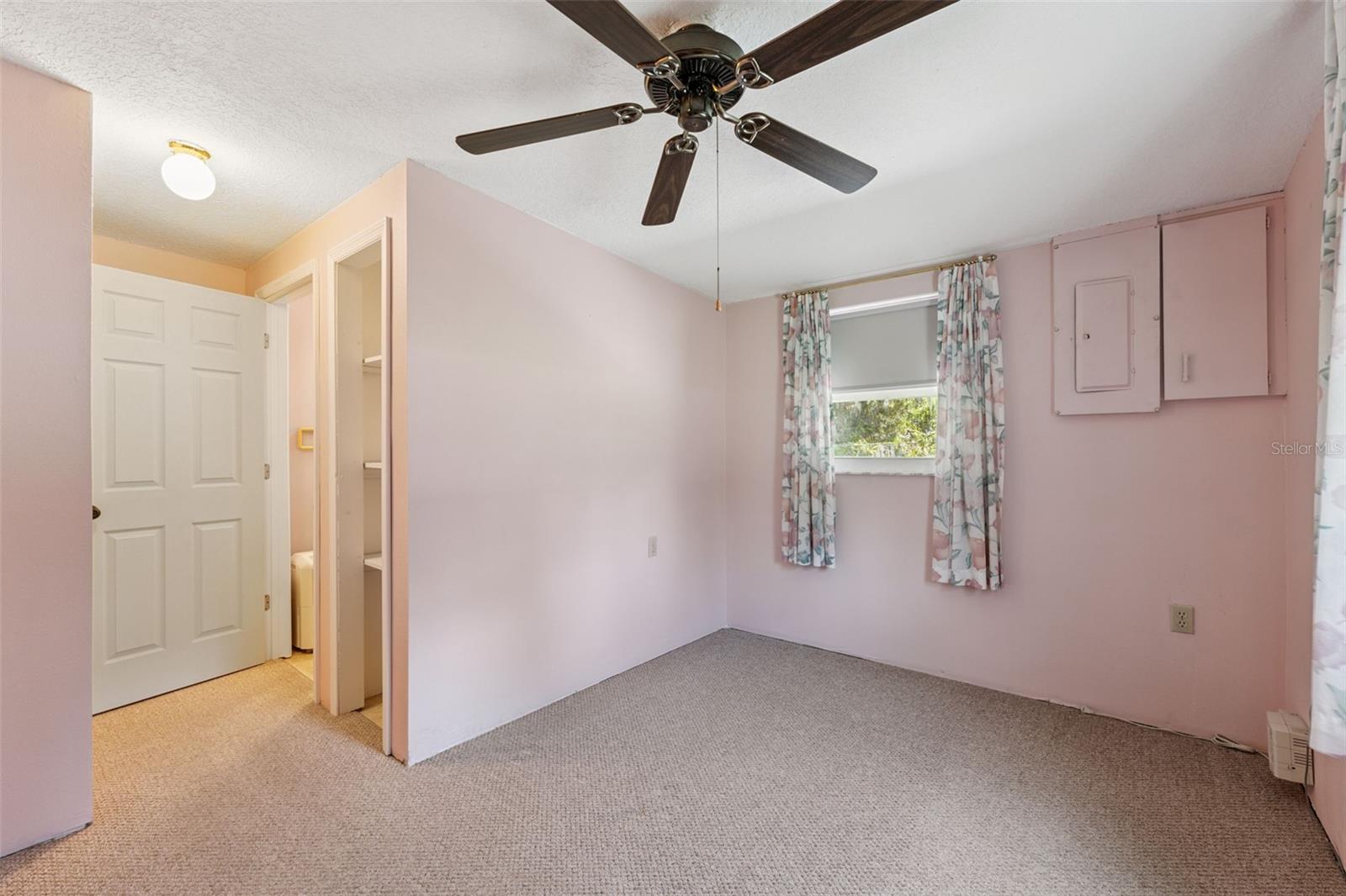 Listing photo id 18 for 9536 Gladwin Avenue
