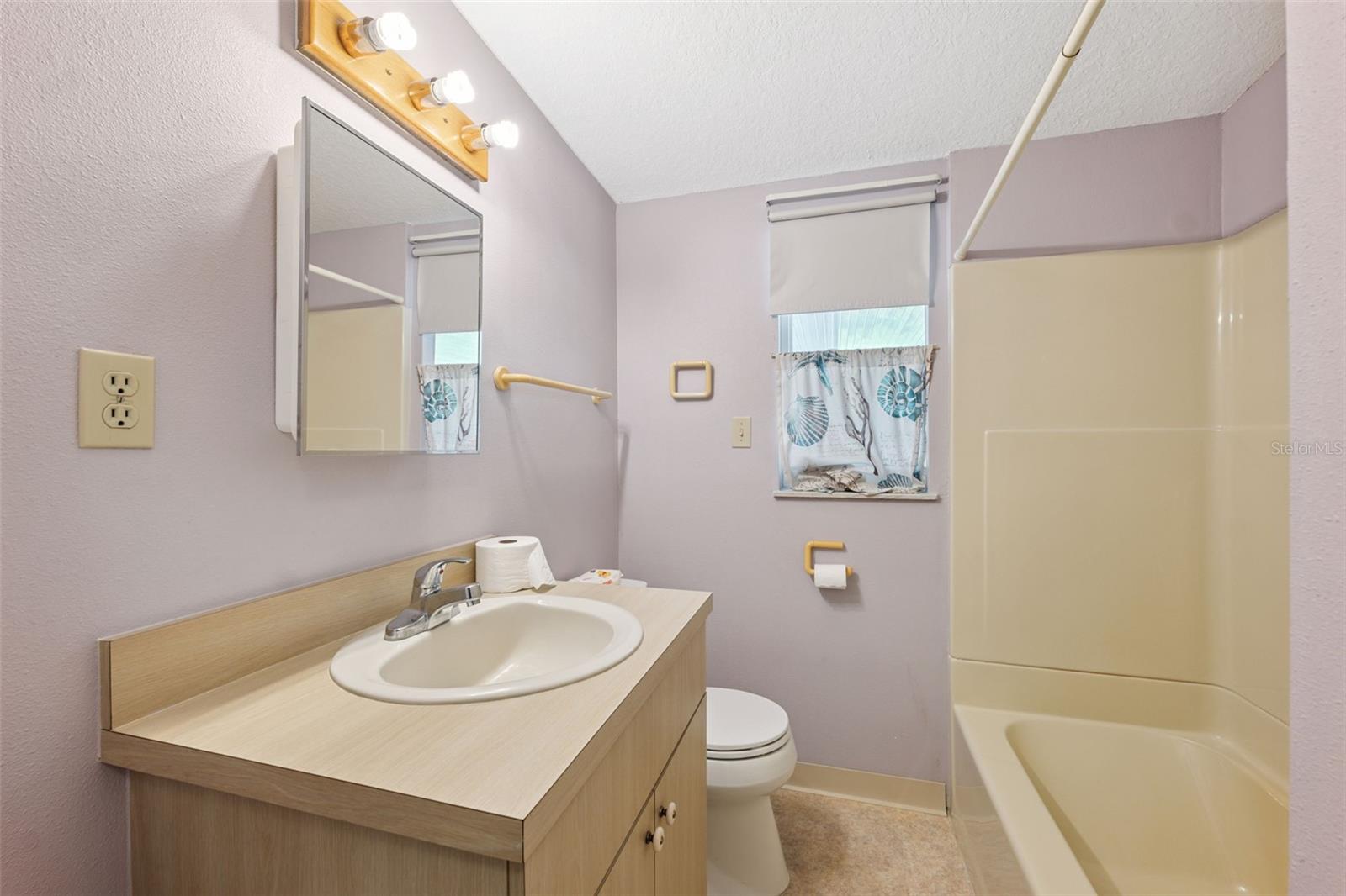Listing photo id 19 for 9536 Gladwin Avenue