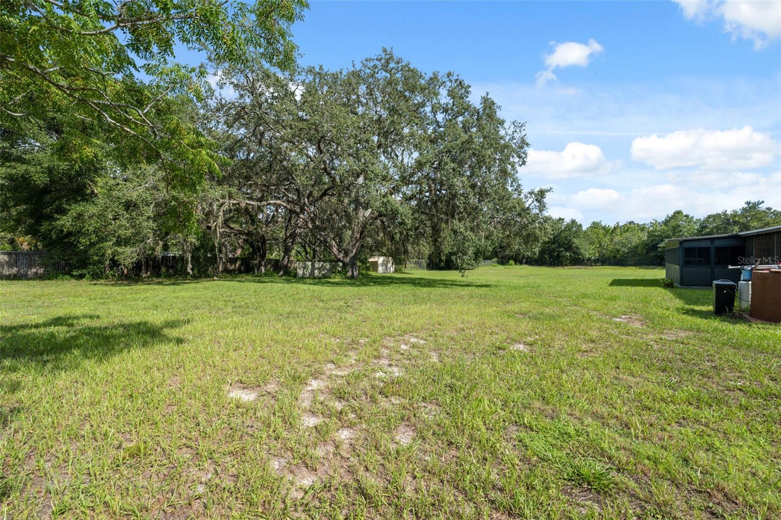 Listing photo id 20 for 9536 Gladwin Avenue