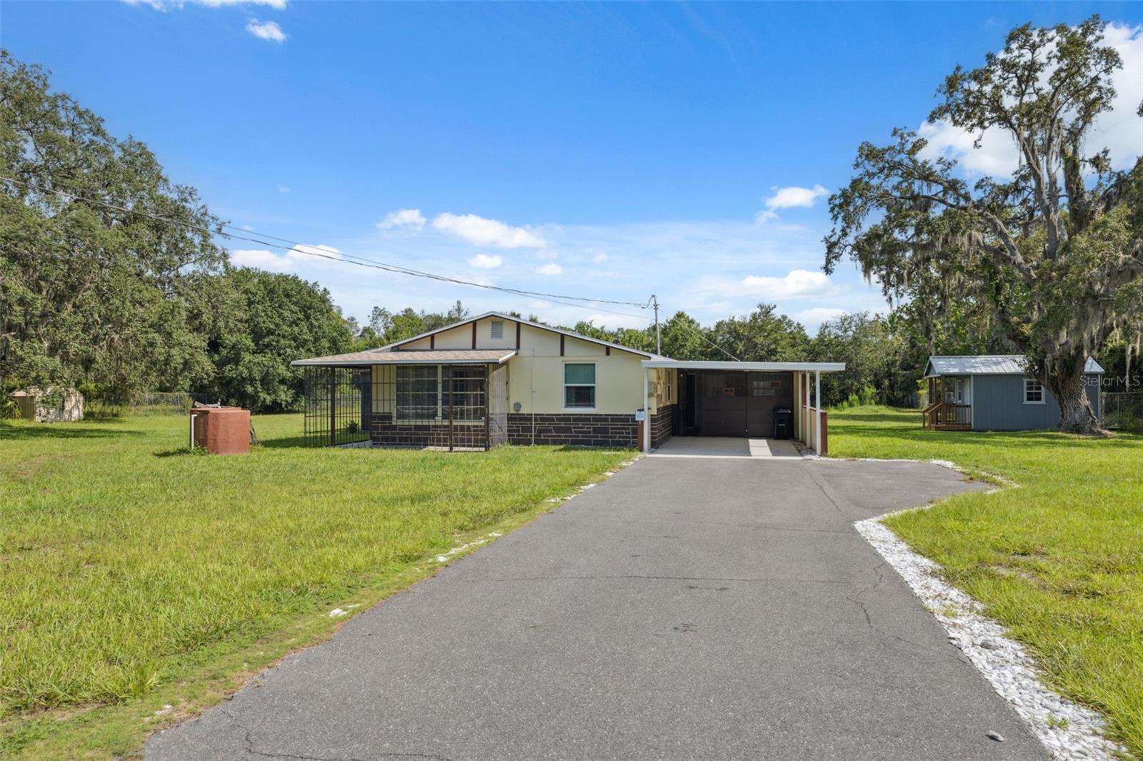 Listing photo id 21 for 9536 Gladwin Avenue