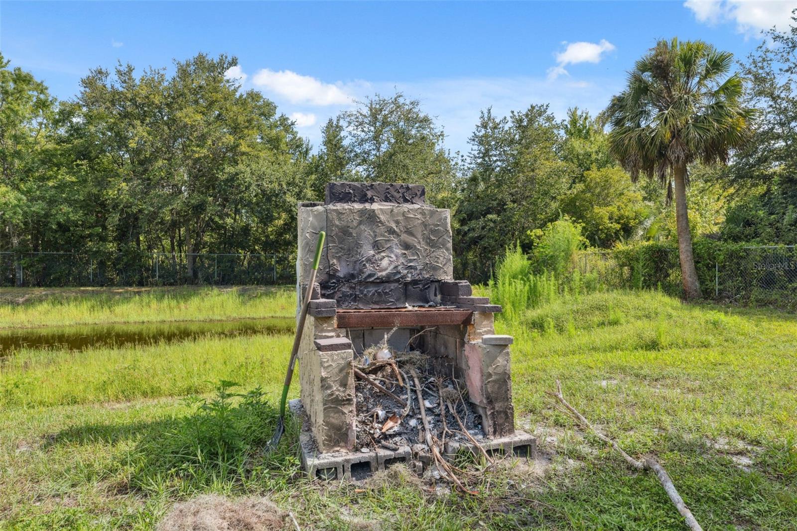 Listing photo id 25 for 9536 Gladwin Avenue