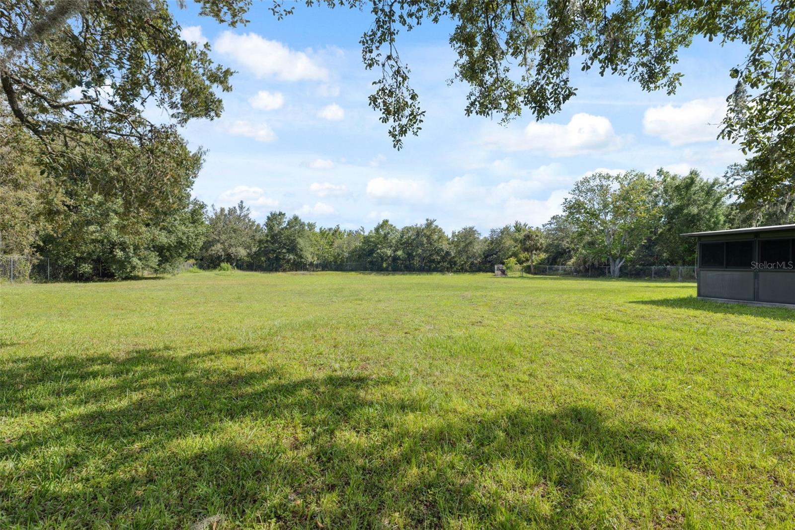 Listing photo id 35 for 9536 Gladwin Avenue