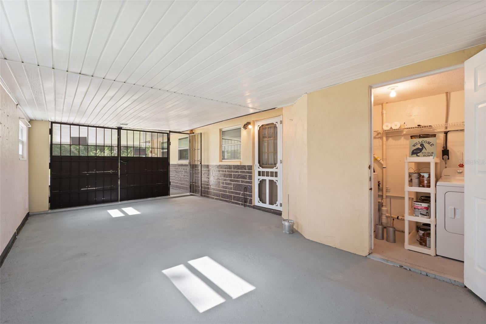 Listing photo id 42 for 9536 Gladwin Avenue
