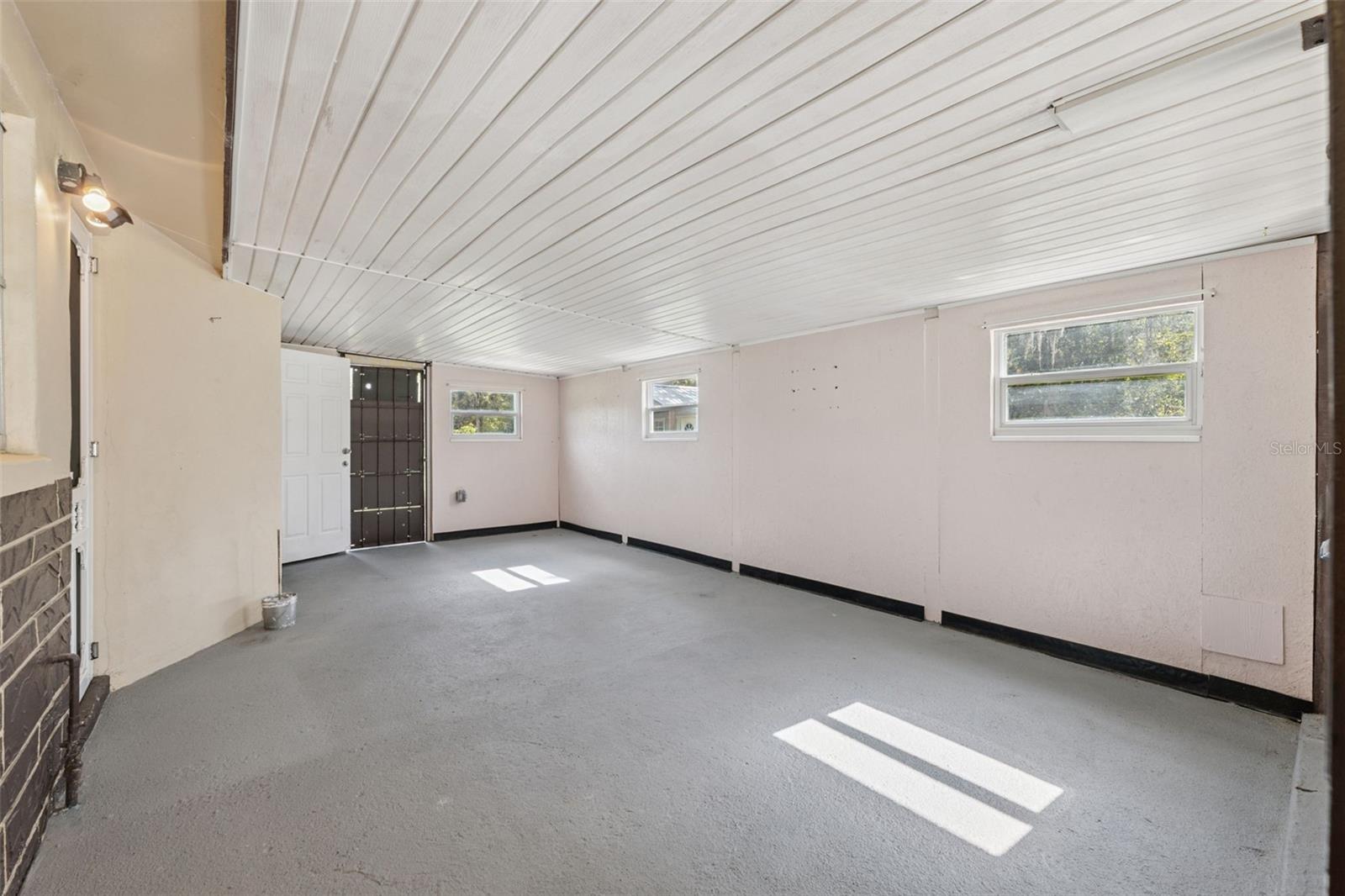 Listing photo id 44 for 9536 Gladwin Avenue