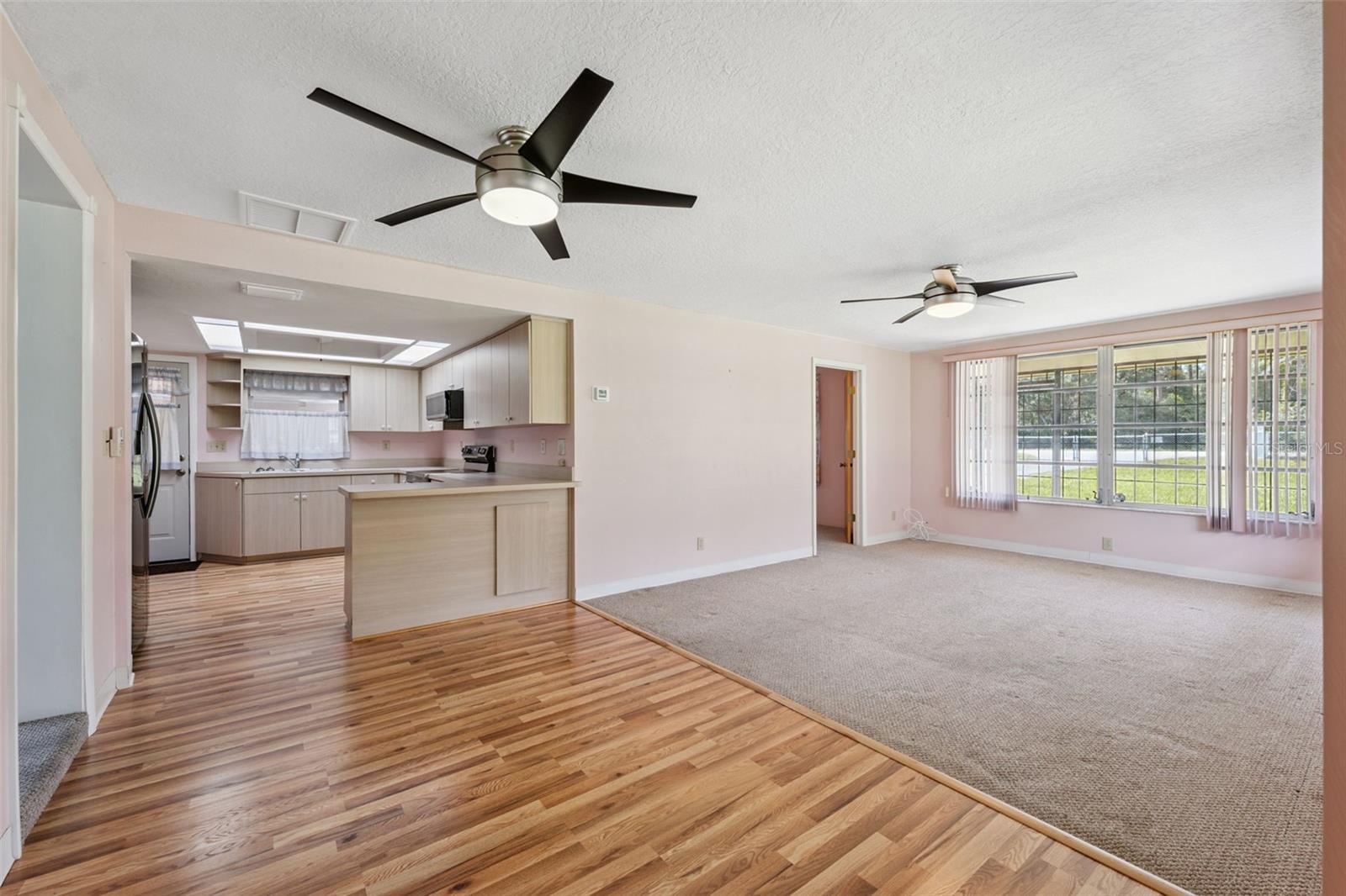 Listing photo id 3 for 9536 Gladwin Avenue