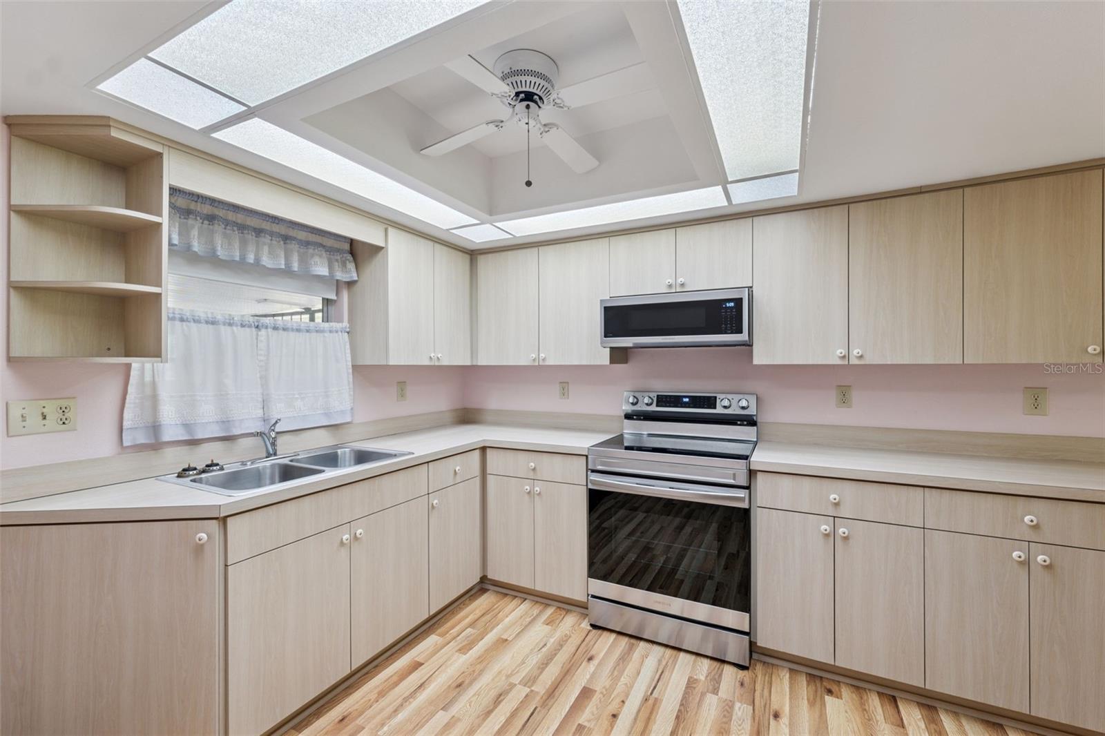 Listing photo id 52 for 9536 Gladwin Avenue