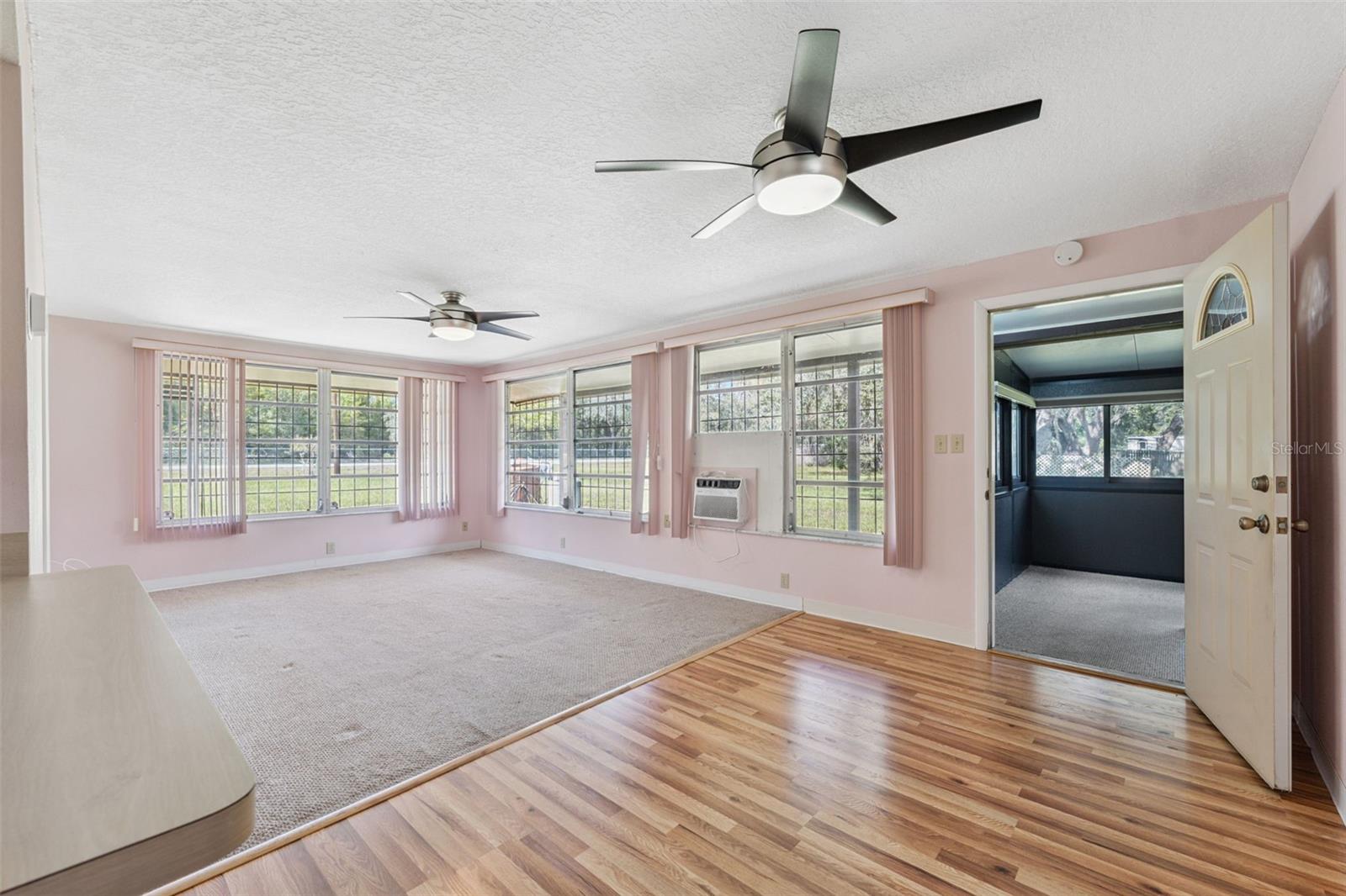 Listing photo id 5 for 9536 Gladwin Avenue