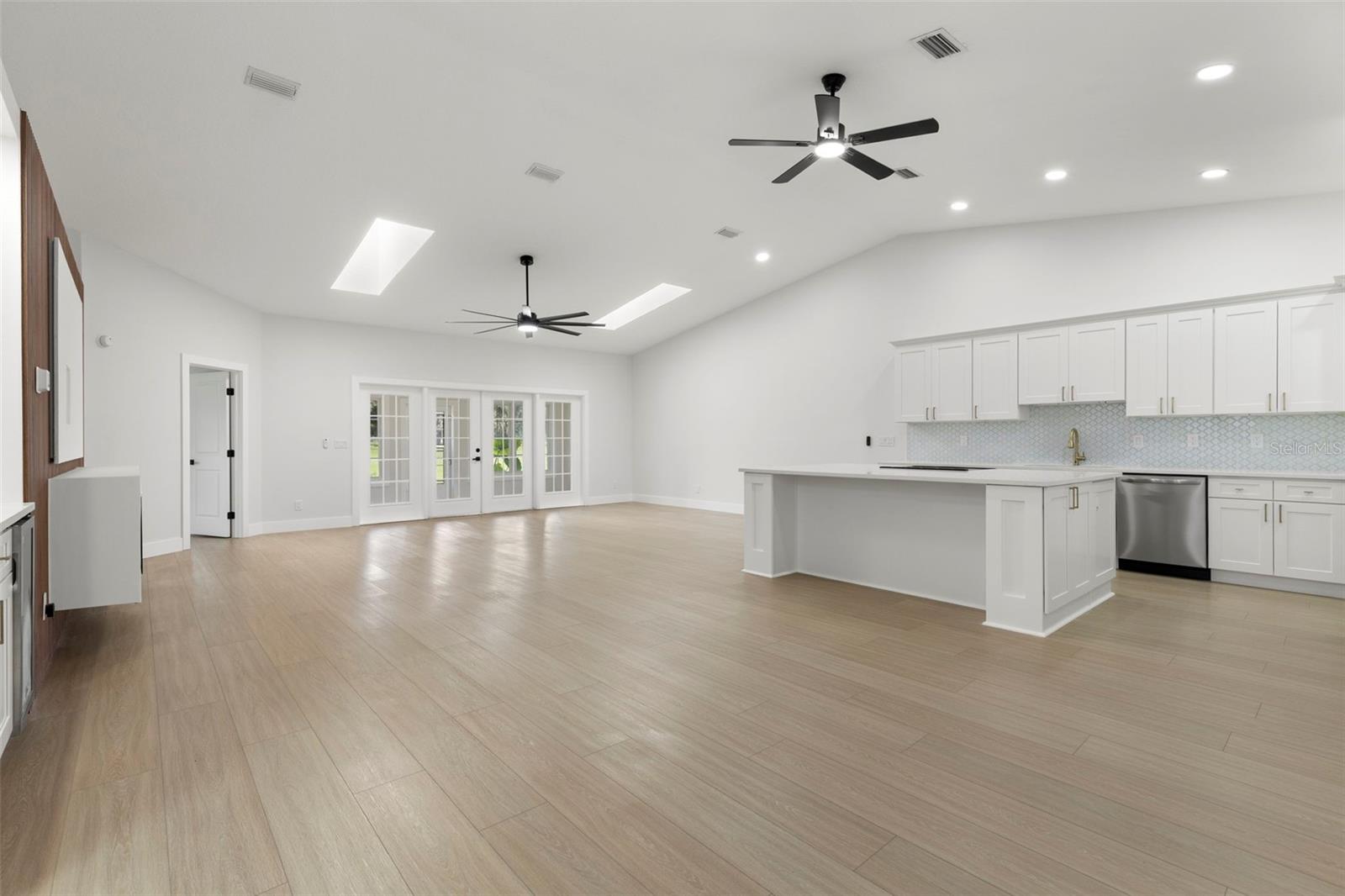 Listing photo id 2 for 6549 Brentwood Drive