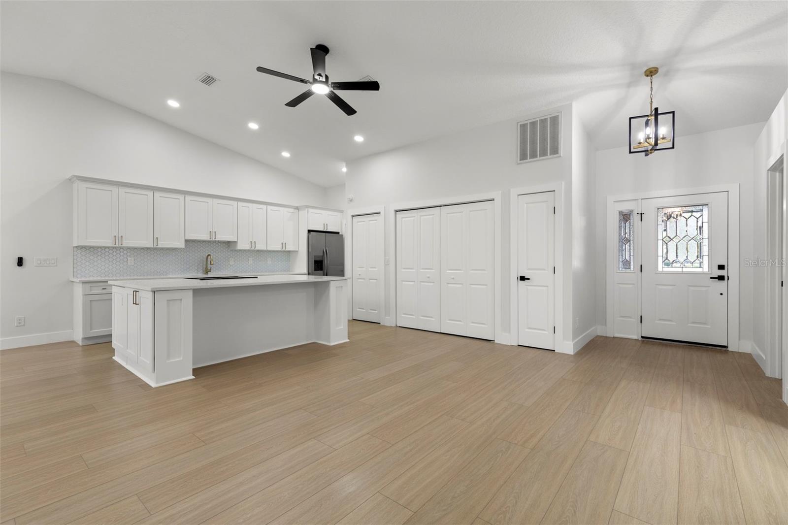 Listing photo id 3 for 6549 Brentwood Drive