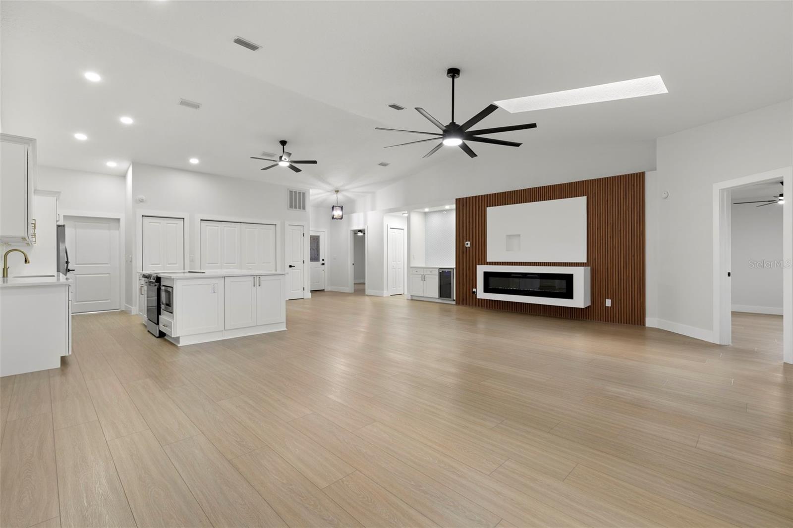 Listing photo id 6 for 6549 Brentwood Drive