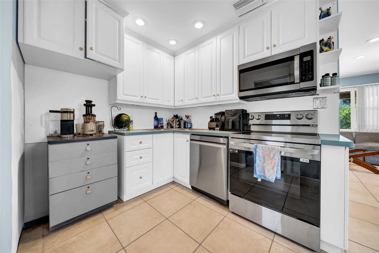 Image 21 of 39 For 762 77th Avenue N