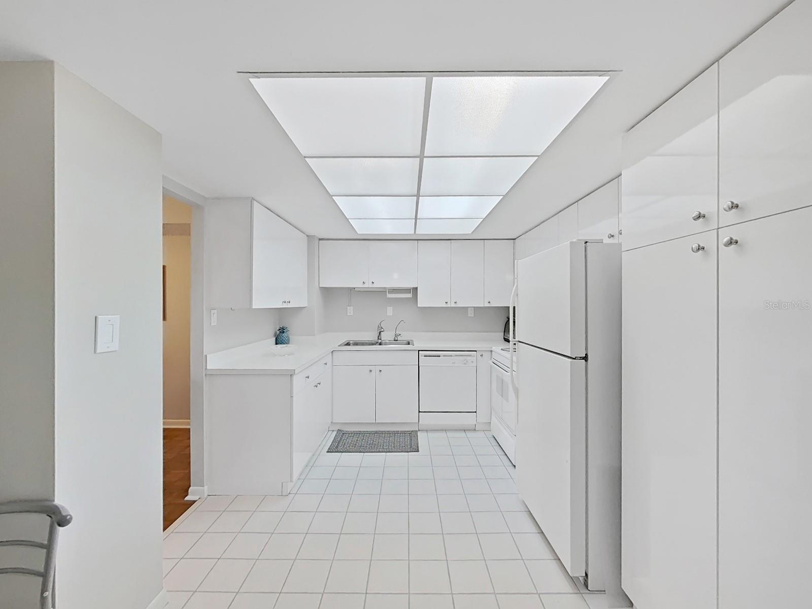 Image 16 of 44 For 400 Island Way 203