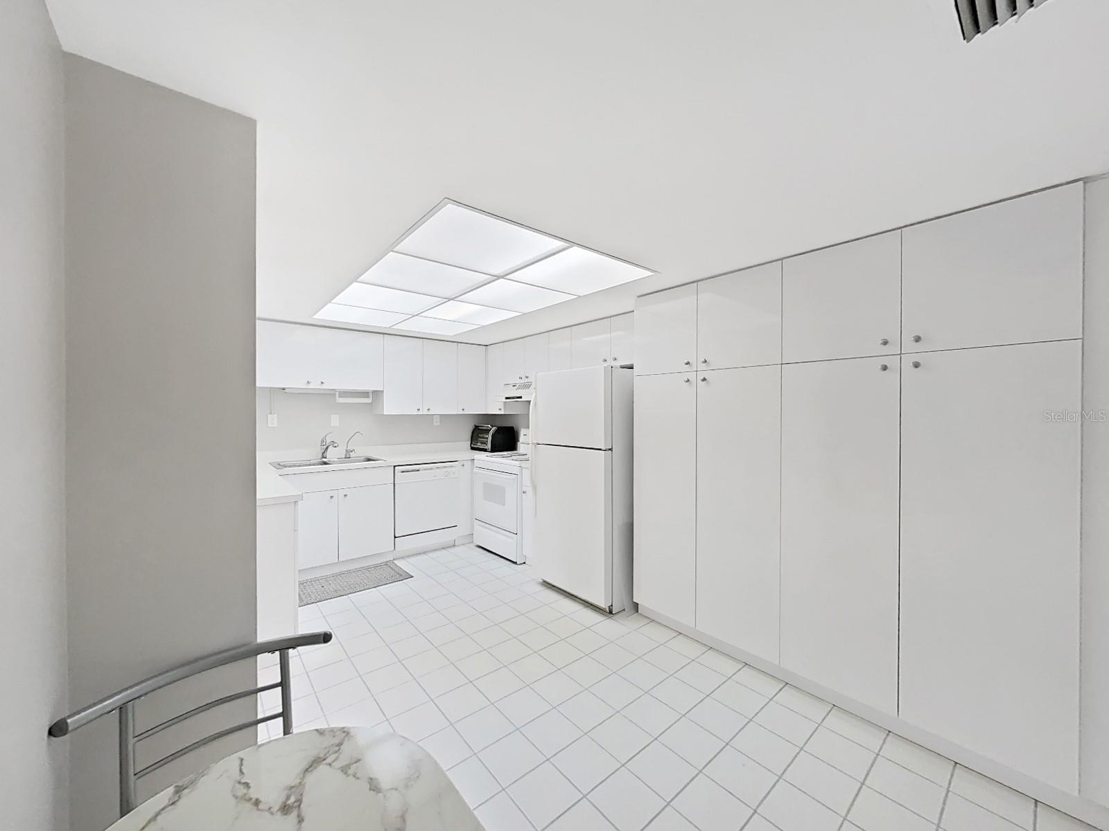 Image 18 of 44 For 400 Island Way 203