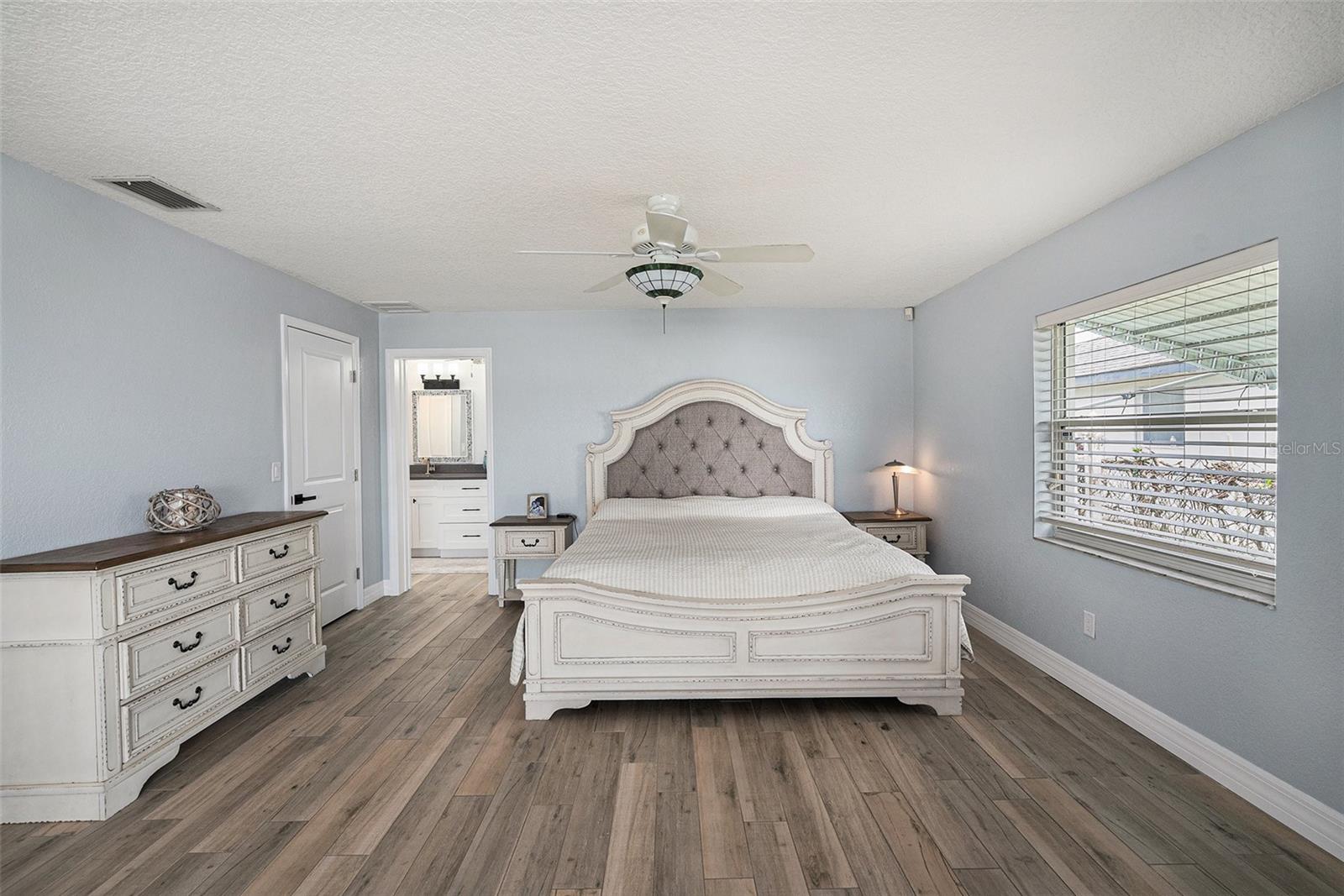 Image 18 of 45 For 5694 Oakhurst Drive