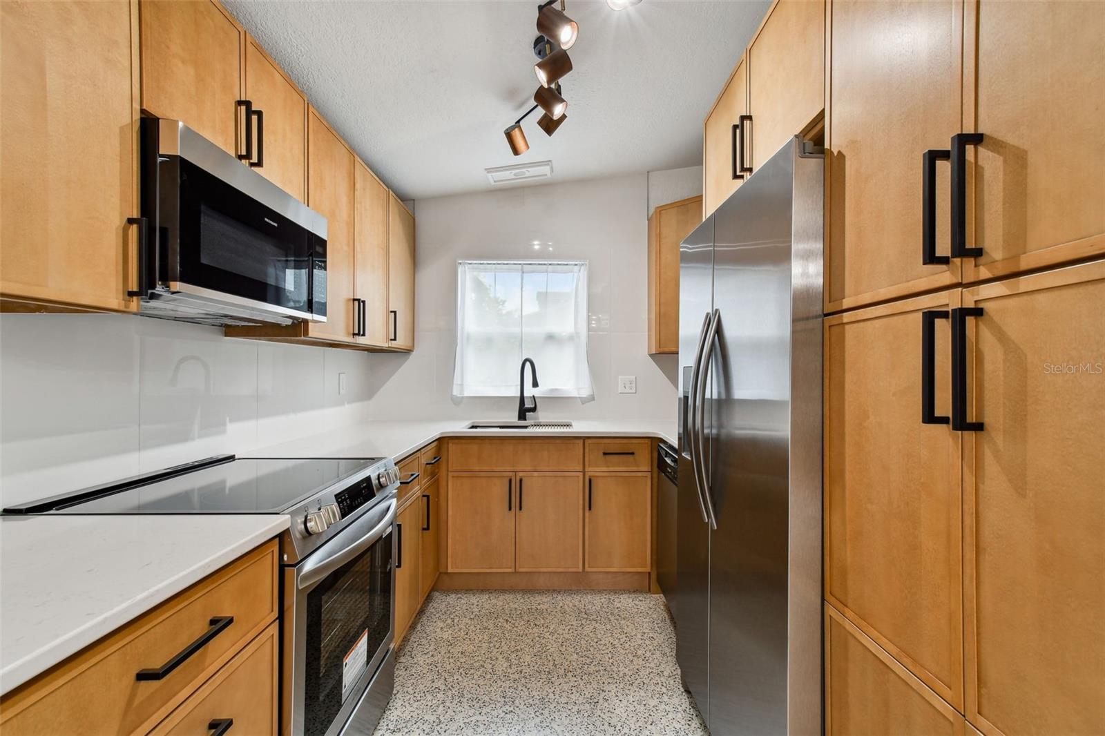 Image 11 of 30 For 517 Broxburn Avenue