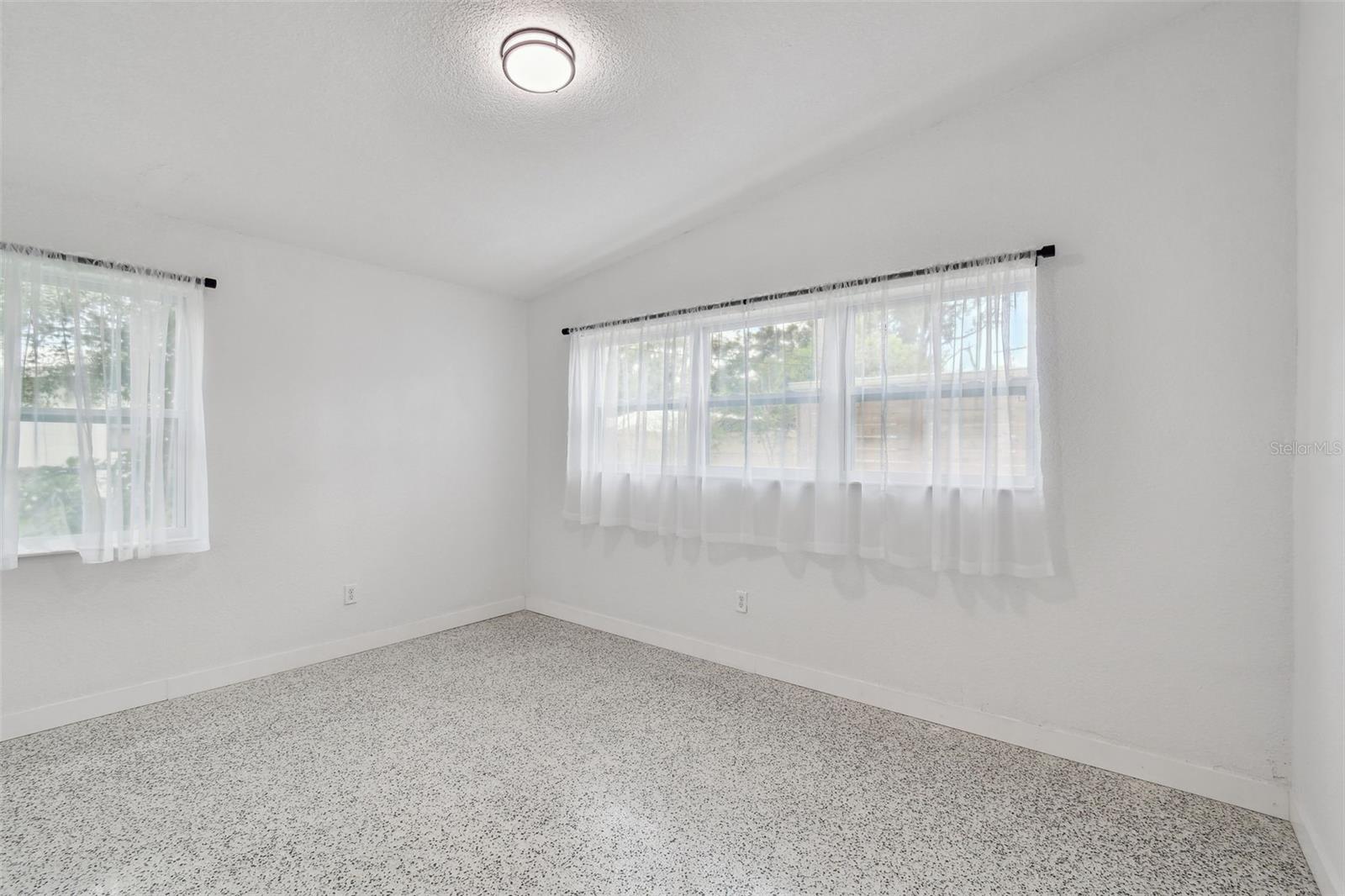 Image 13 of 30 For 517 Broxburn Avenue