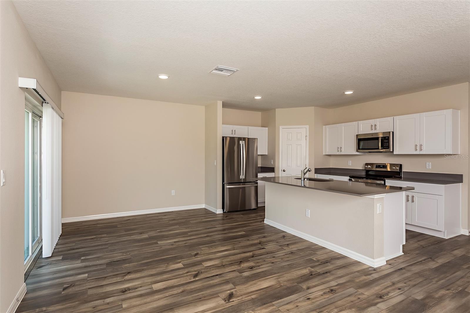 Image 6 of 22 For 758 Ambleside Drive