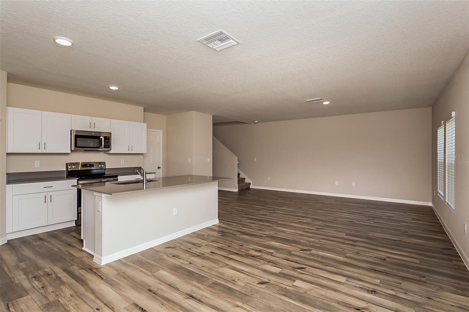 Image 7 of 22 For 758 Ambleside Drive