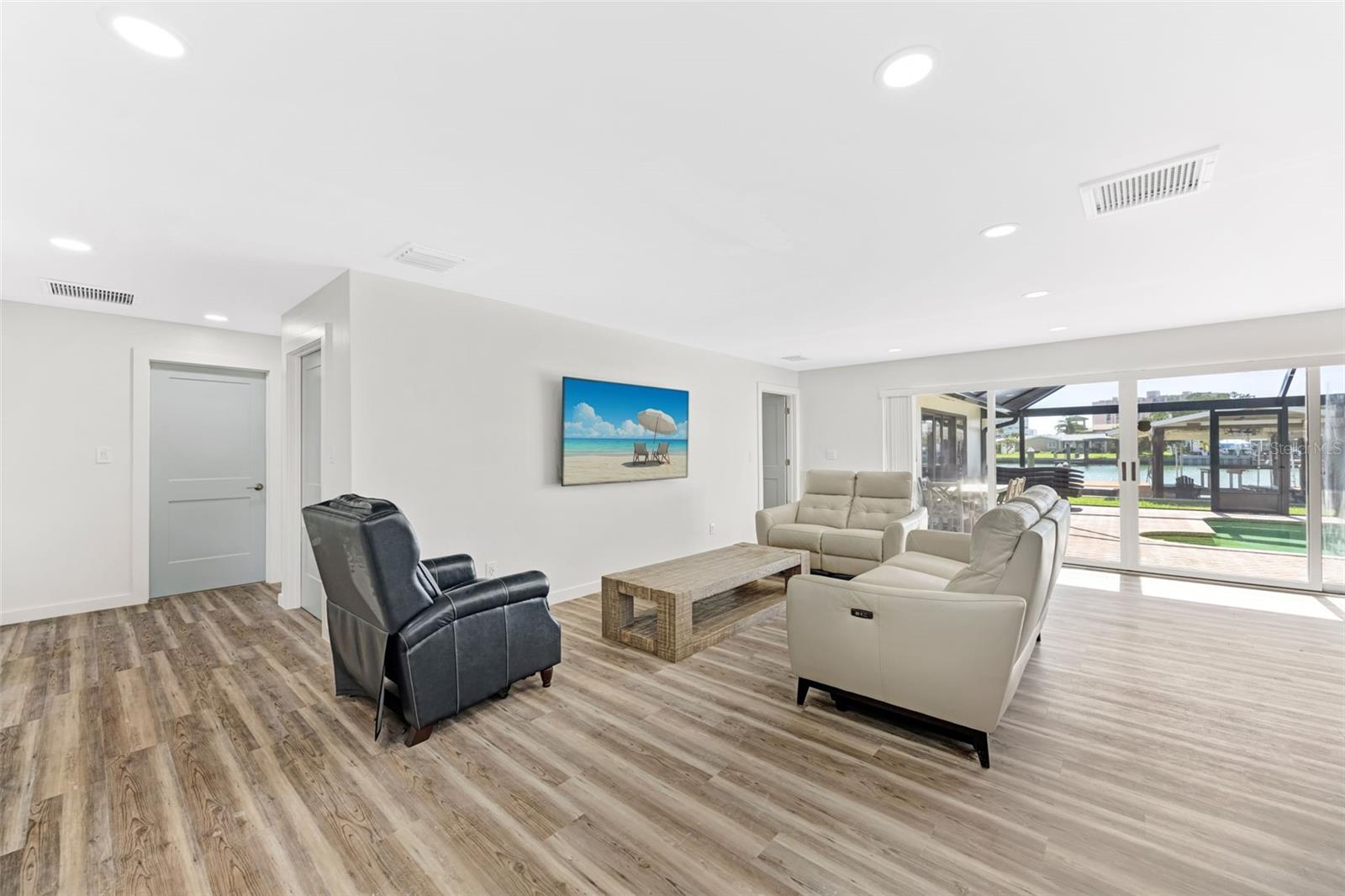 Image 17 of 72 For 74 Windward Island
