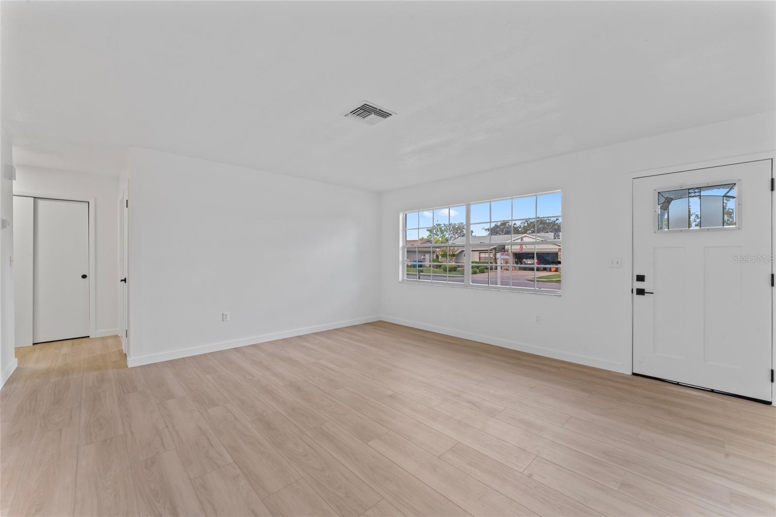 Image 4 of 31 For 7826 Kinross Drive