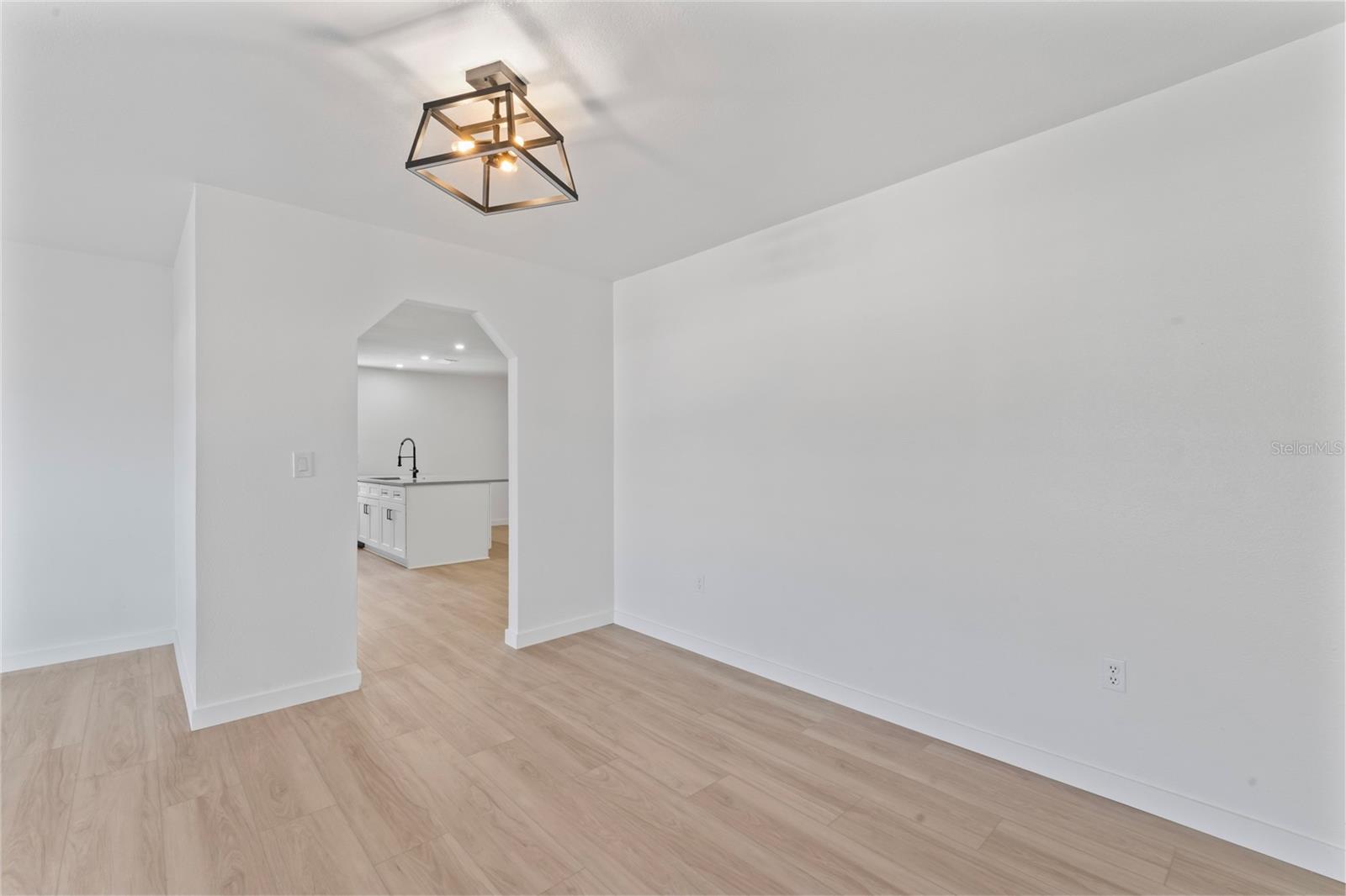 Image 6 of 31 For 7826 Kinross Drive