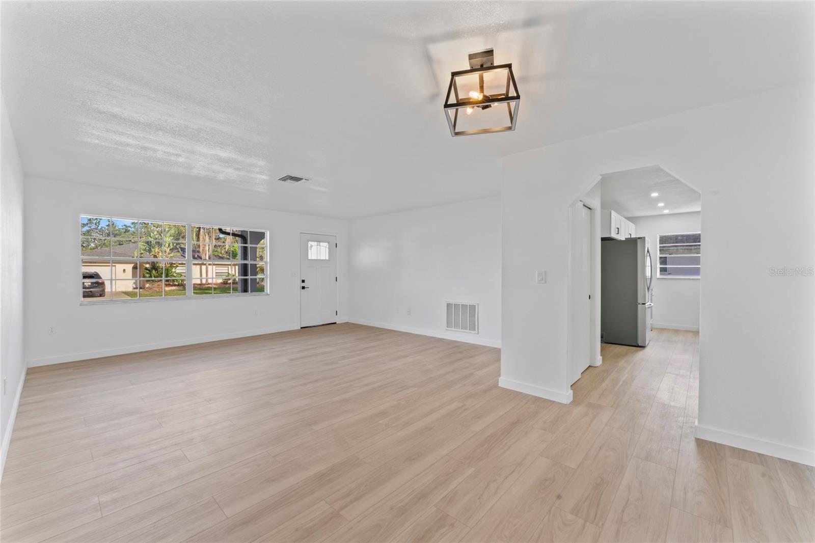 Image 7 of 31 For 7826 Kinross Drive