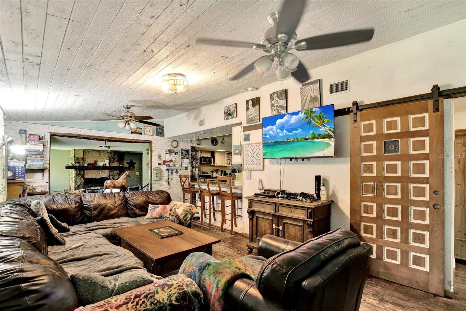 Listing photo id 5 for 18513 Dakota Road