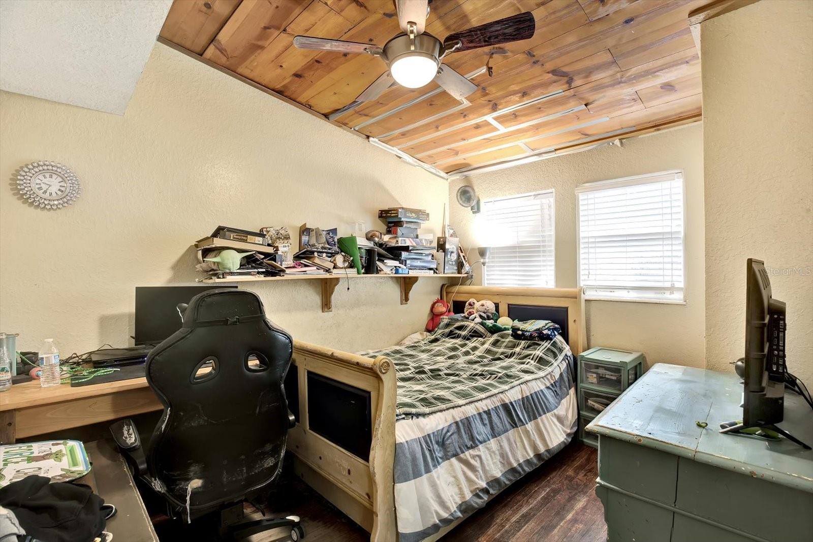 Listing photo id 7 for 18513 Dakota Road