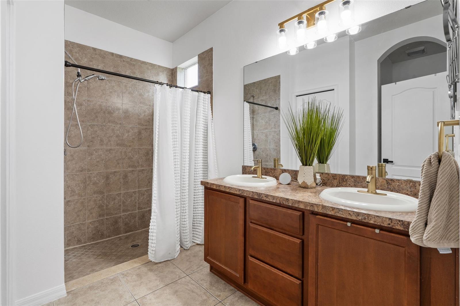Image 14 of 26 For 32914 Hillman Court
