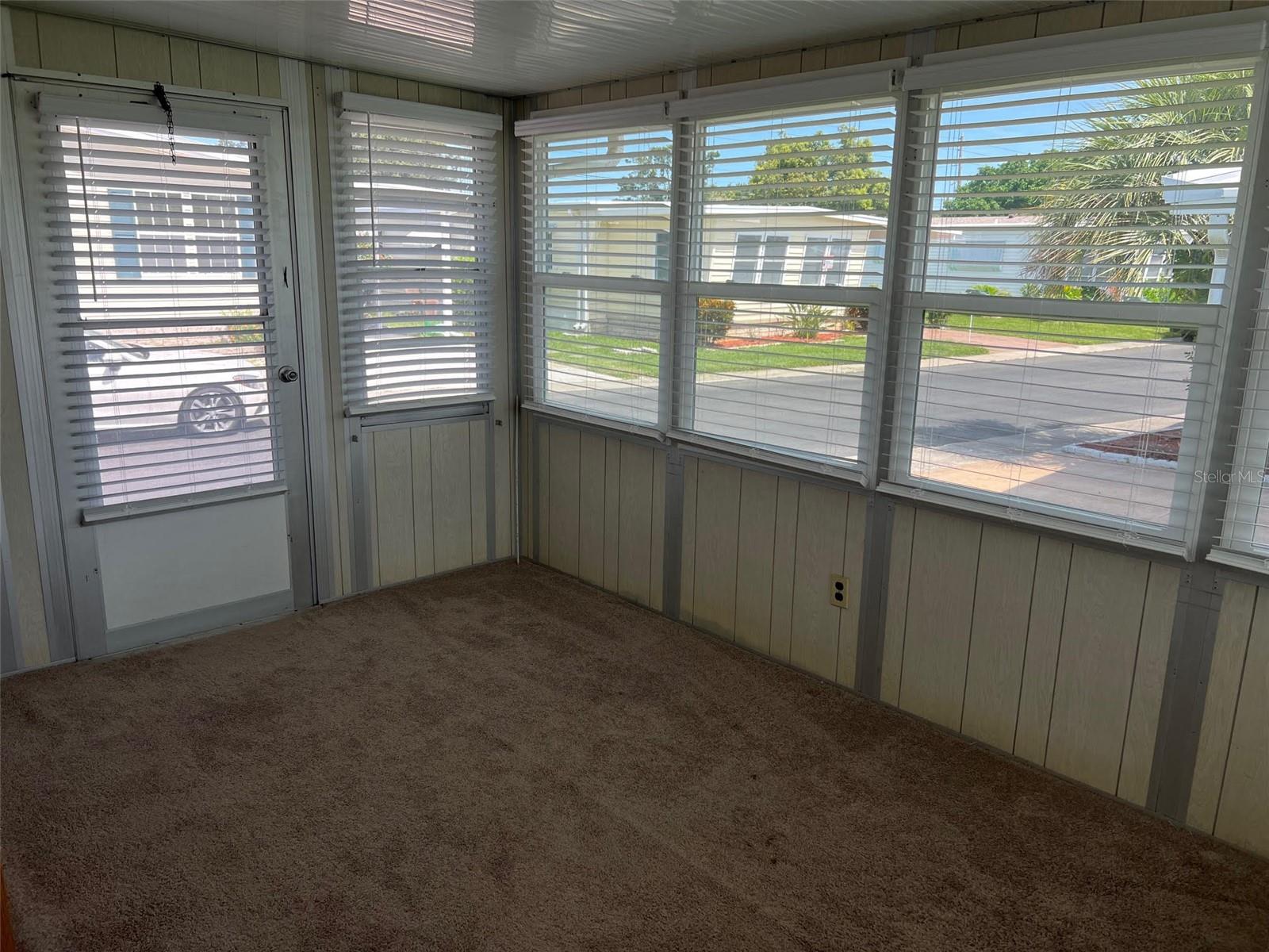 Listing photo id 2 for 103 Pindo Palm Street W