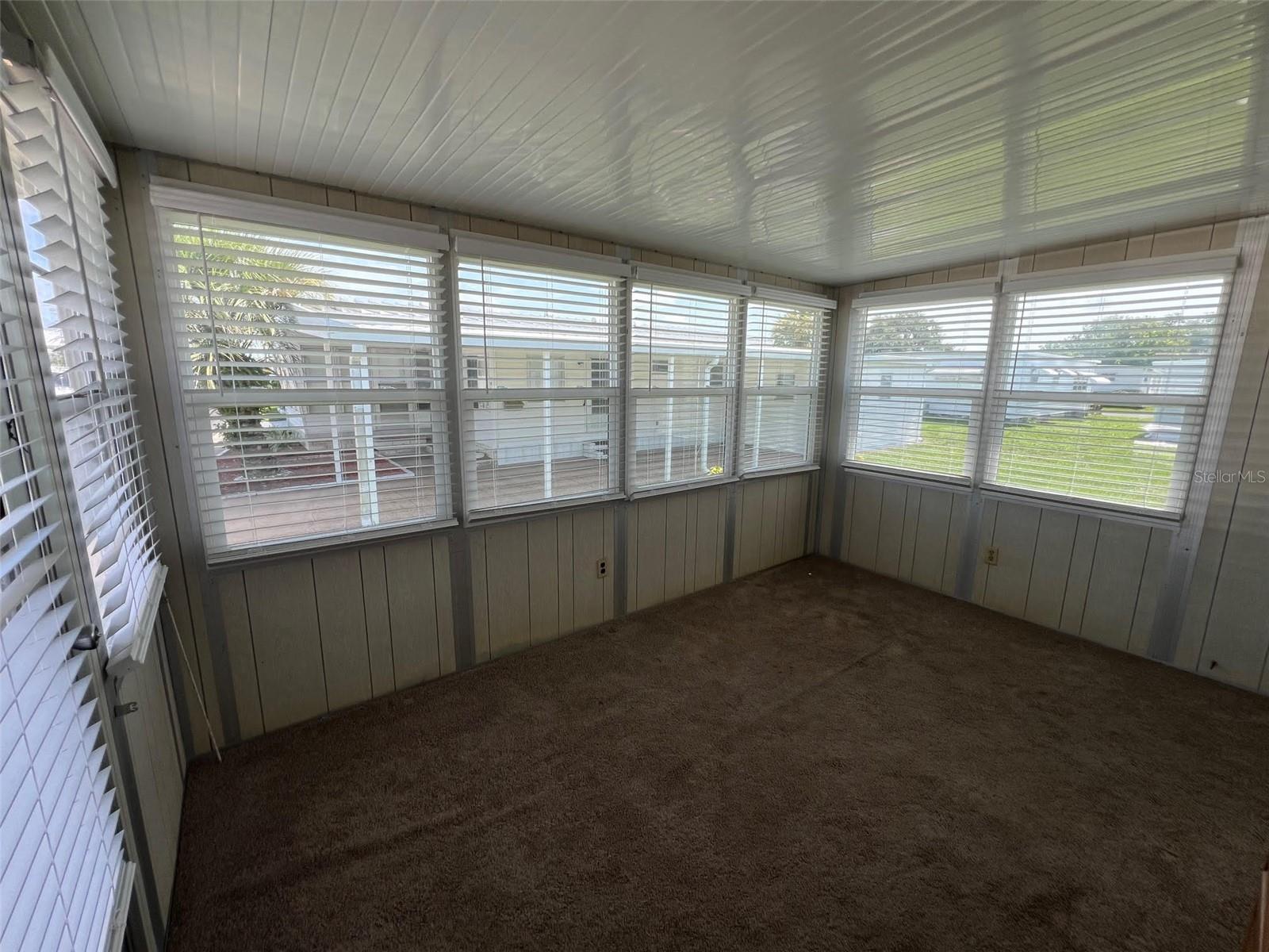 Listing photo id 3 for 103 Pindo Palm Street W