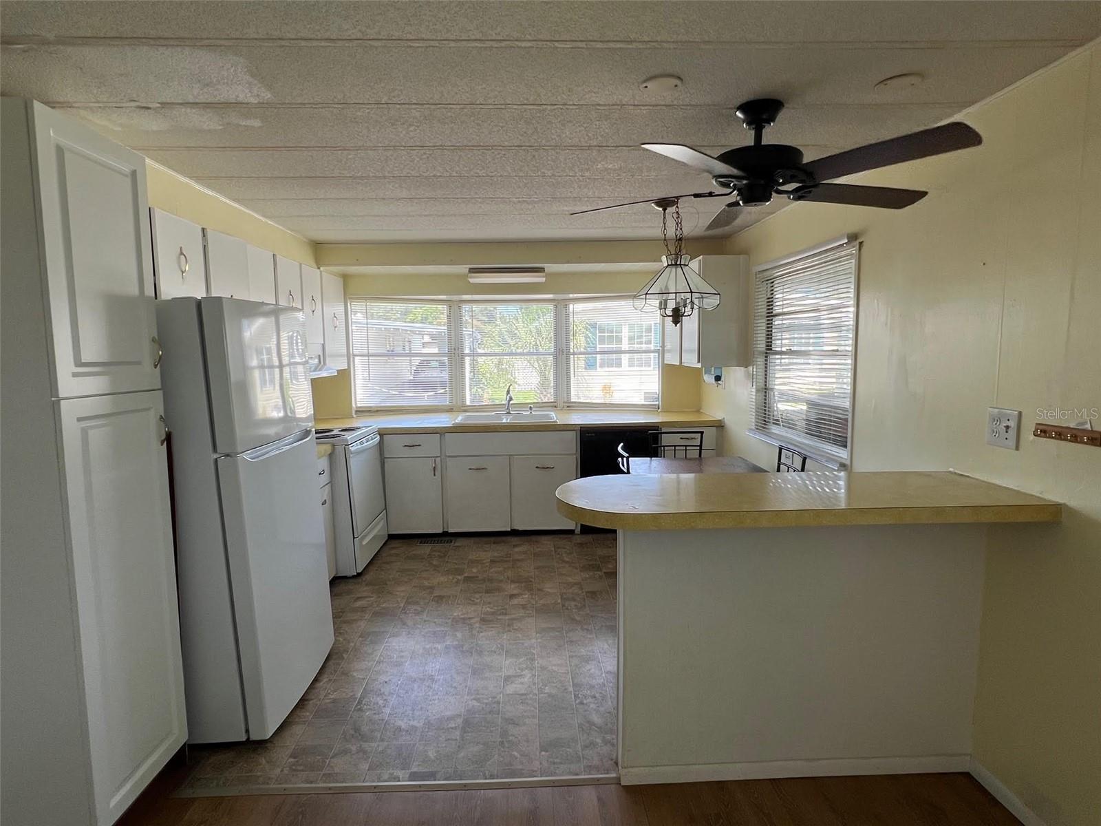 Listing photo id 4 for 103 Pindo Palm Street W
