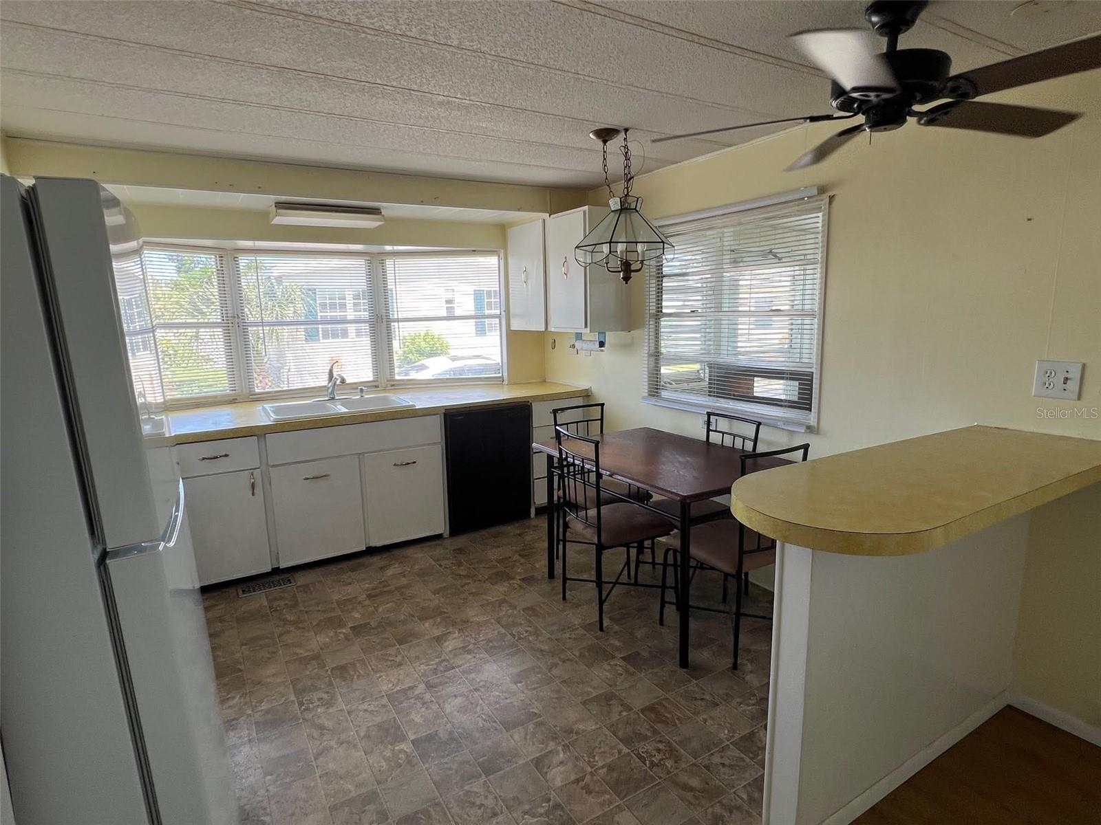 Listing photo id 6 for 103 Pindo Palm Street W