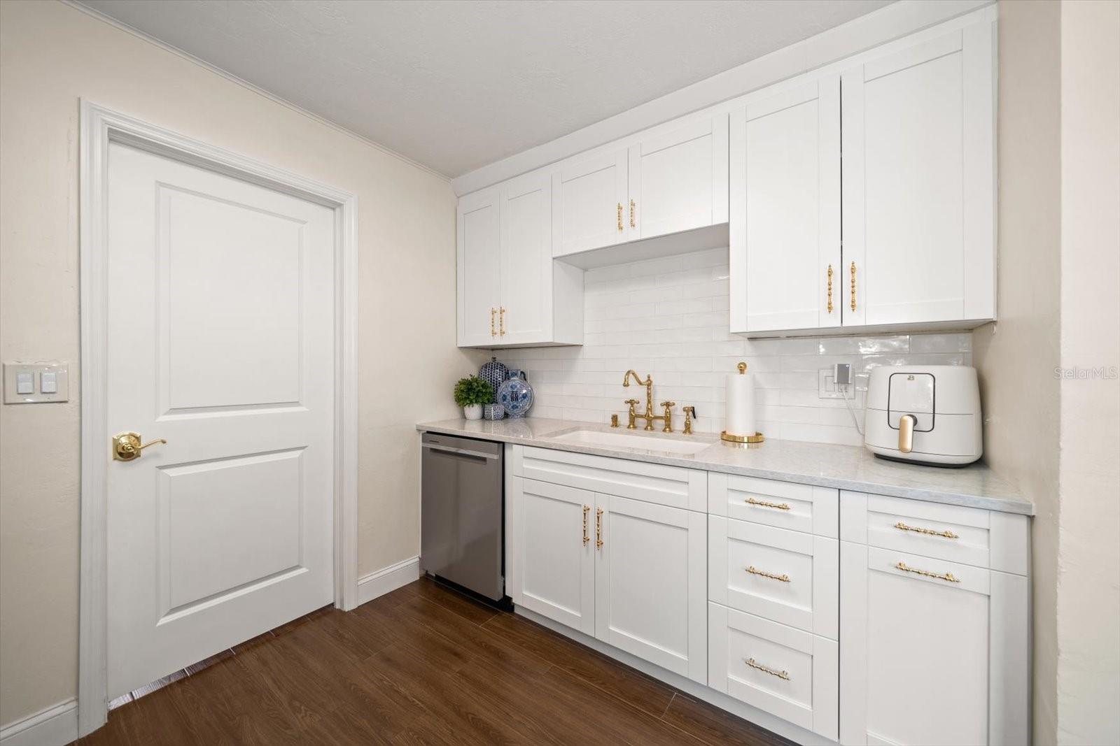 Image 14 of 34 For 652 42nd Avenue Ne