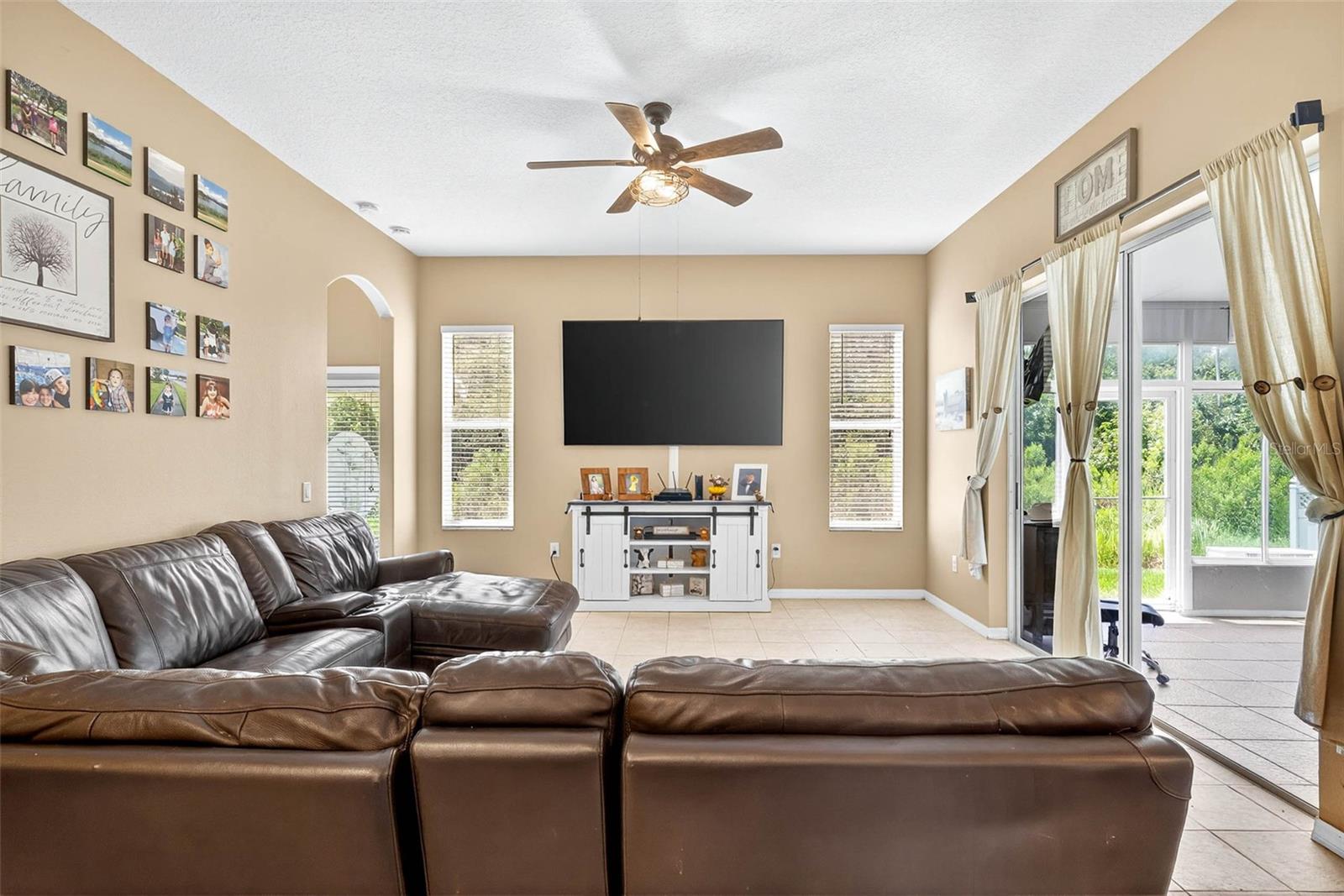 Image 18 of 56 For 4616 Roslyn Ct