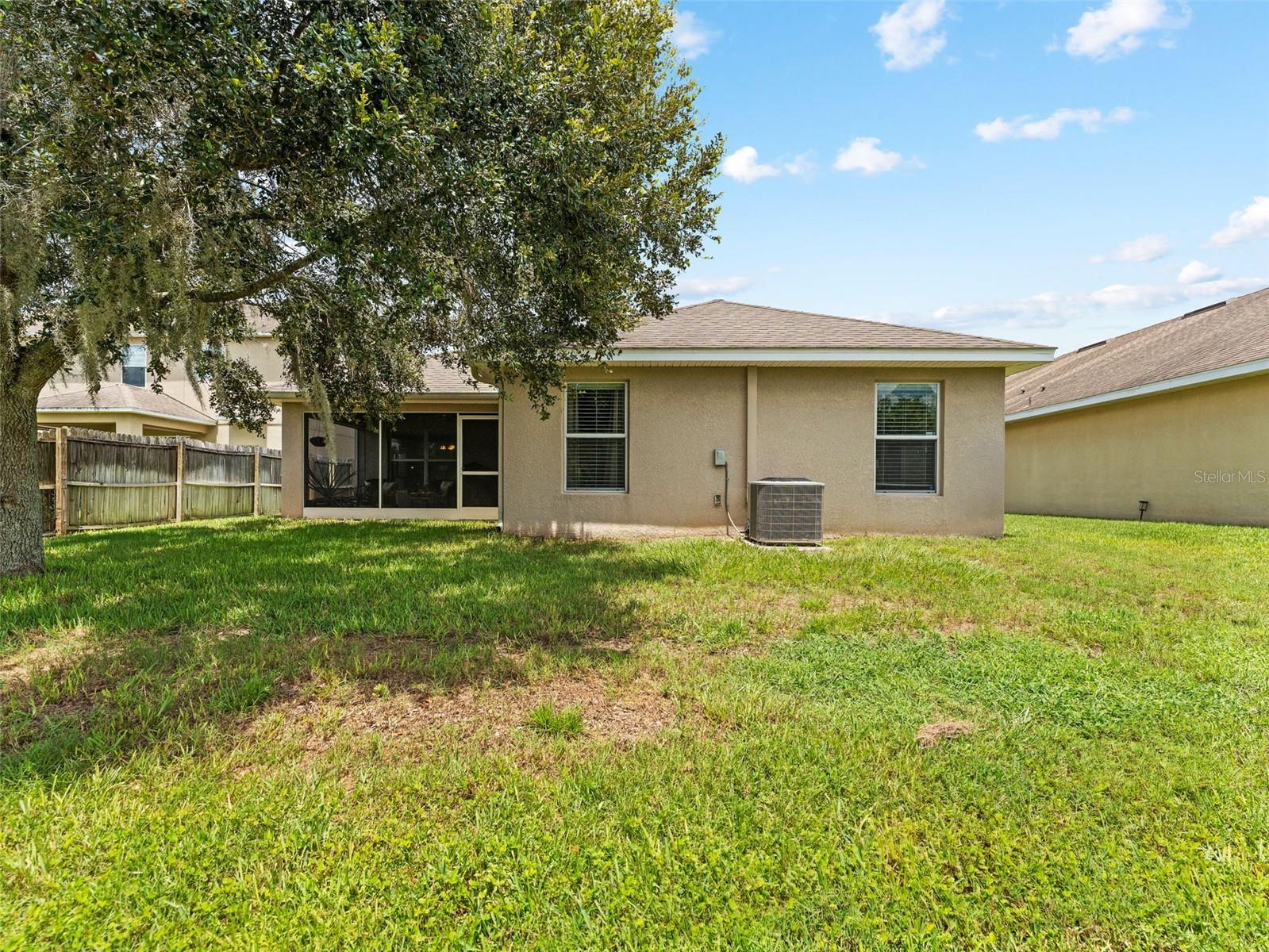 Listing photo id 3 for 18630 New London Avenue