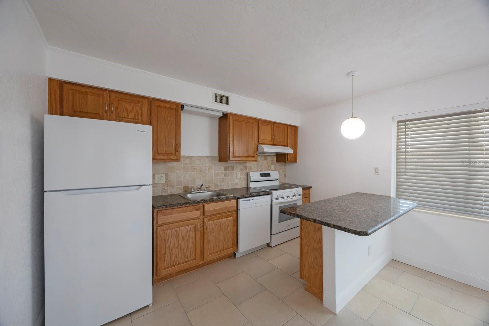 Listing photo id 8 for 11485 2nd Street E